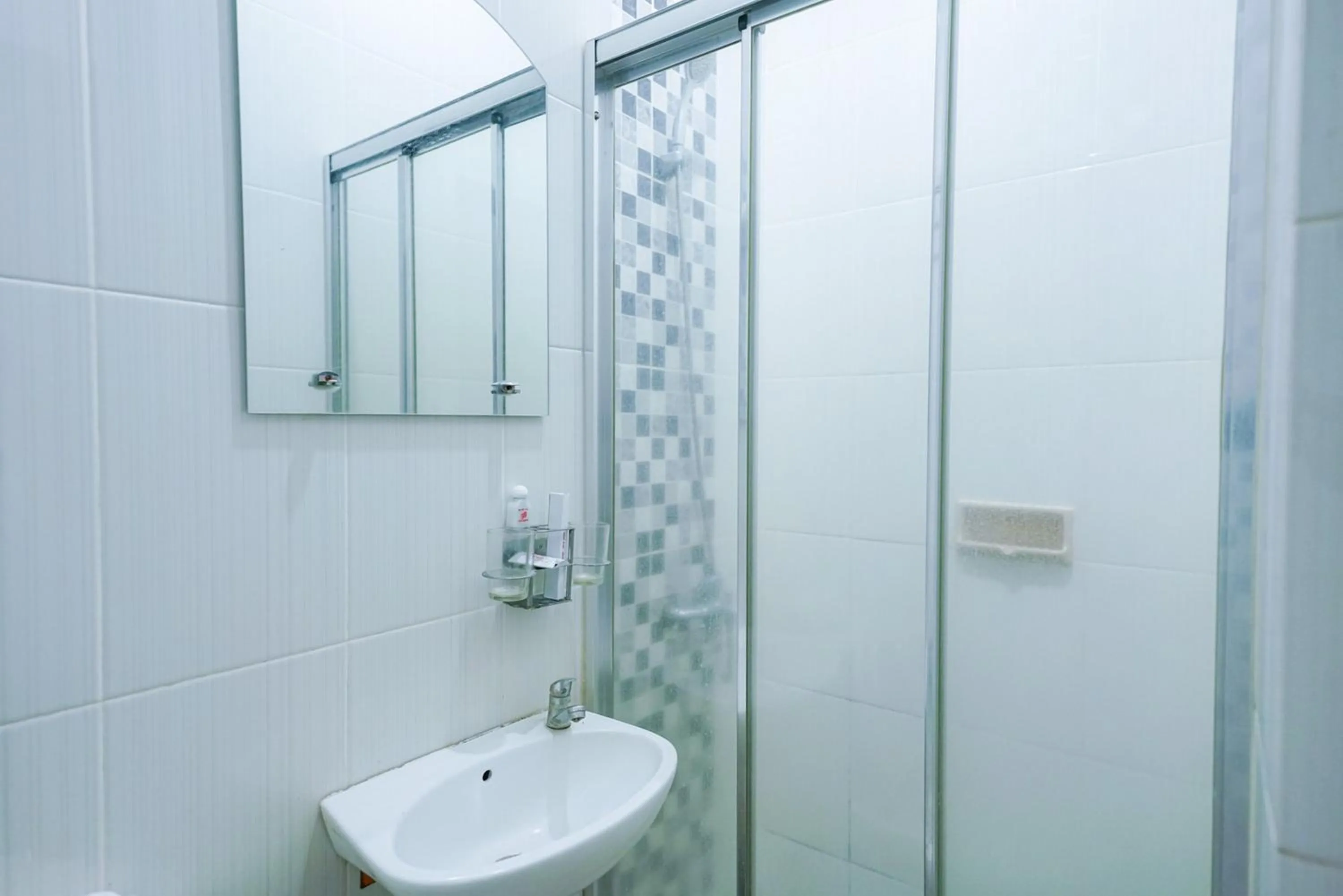 Bathroom in Urbanview Hotel 58 Bintaro