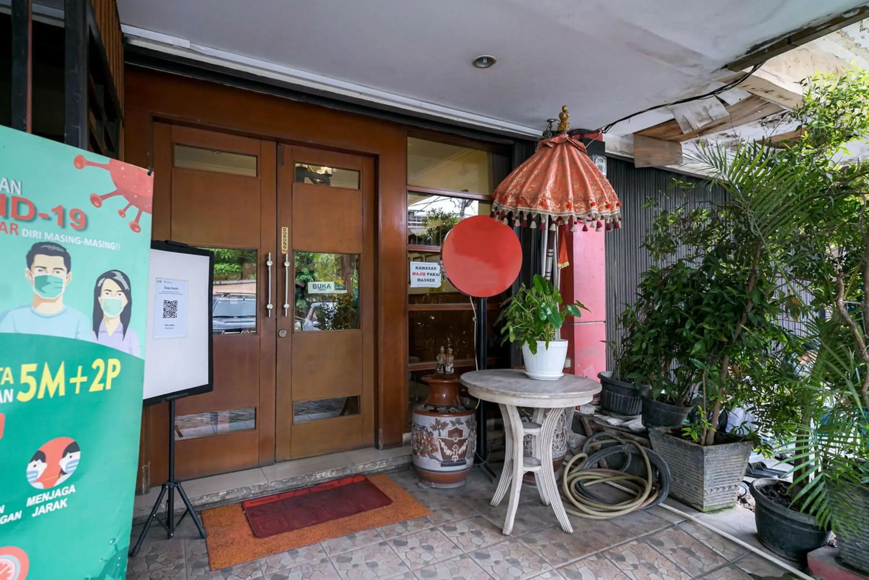 Facade/entrance in Urbanview Hotel 58 Bintaro Facade/entrance in Urbanview Hotel 58 Bintaro