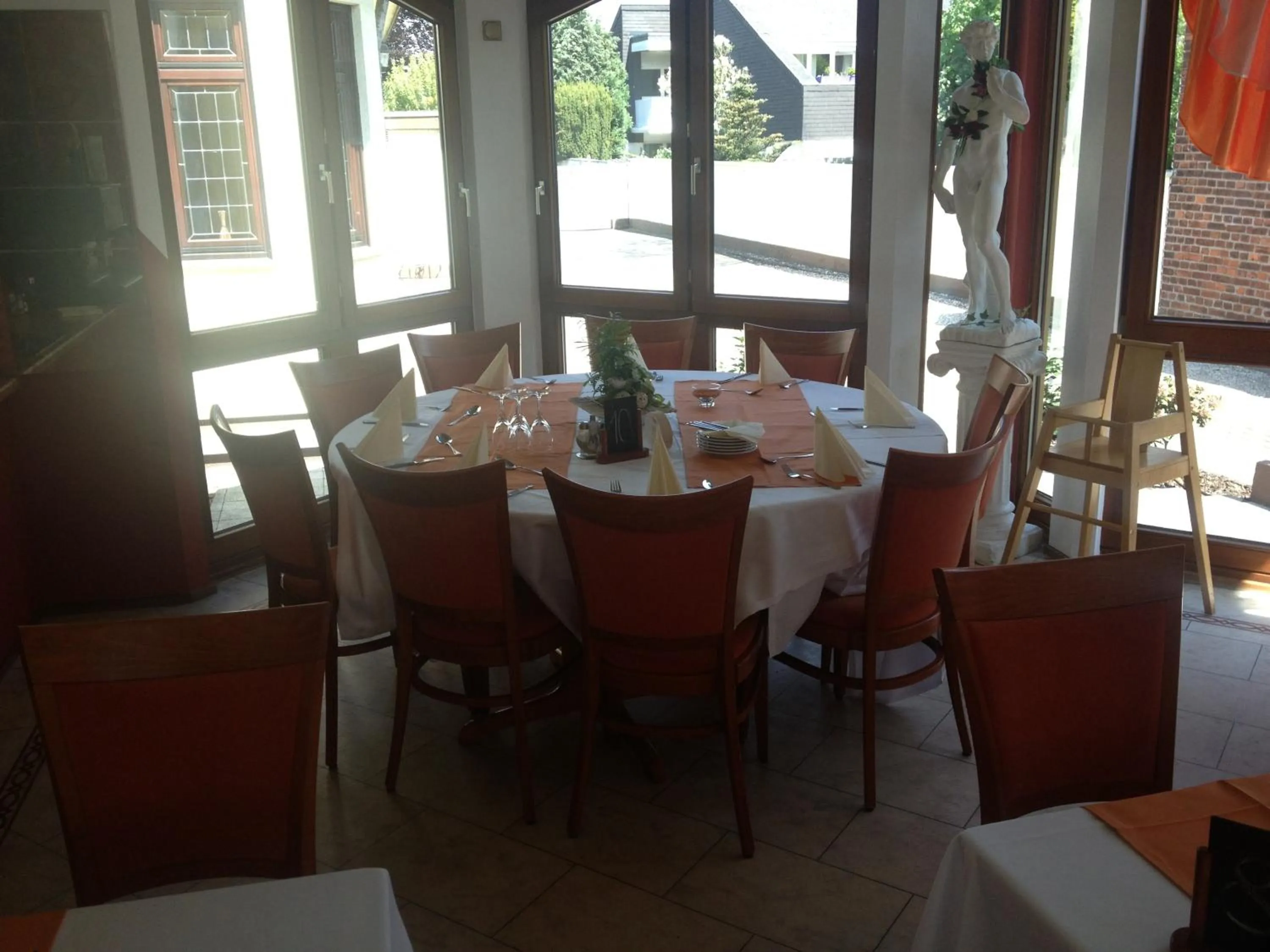 Restaurant/places to eat in Hotel Flora