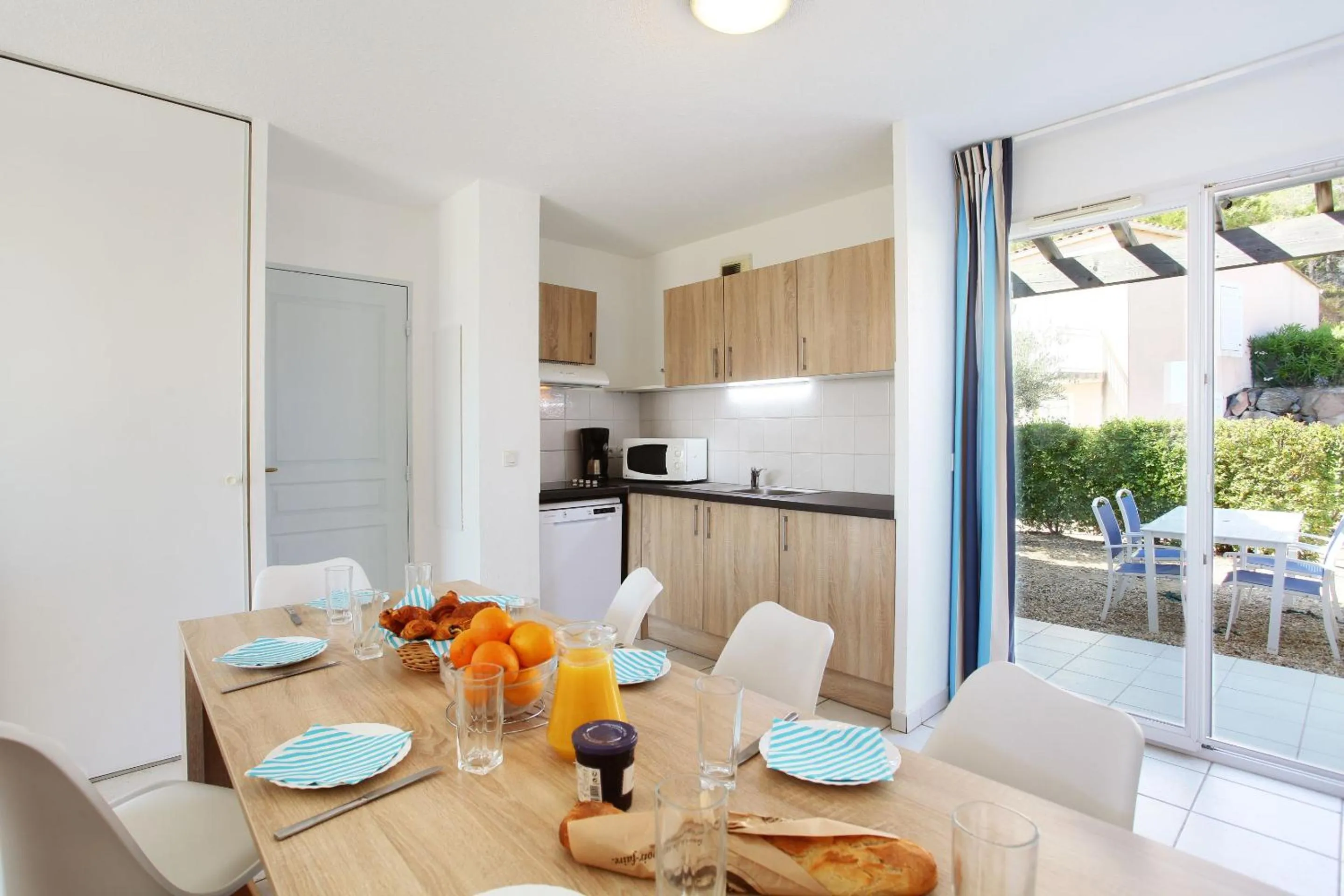 Kitchen or kitchenette in Résidence Odalys Domaine des Eucalyptus