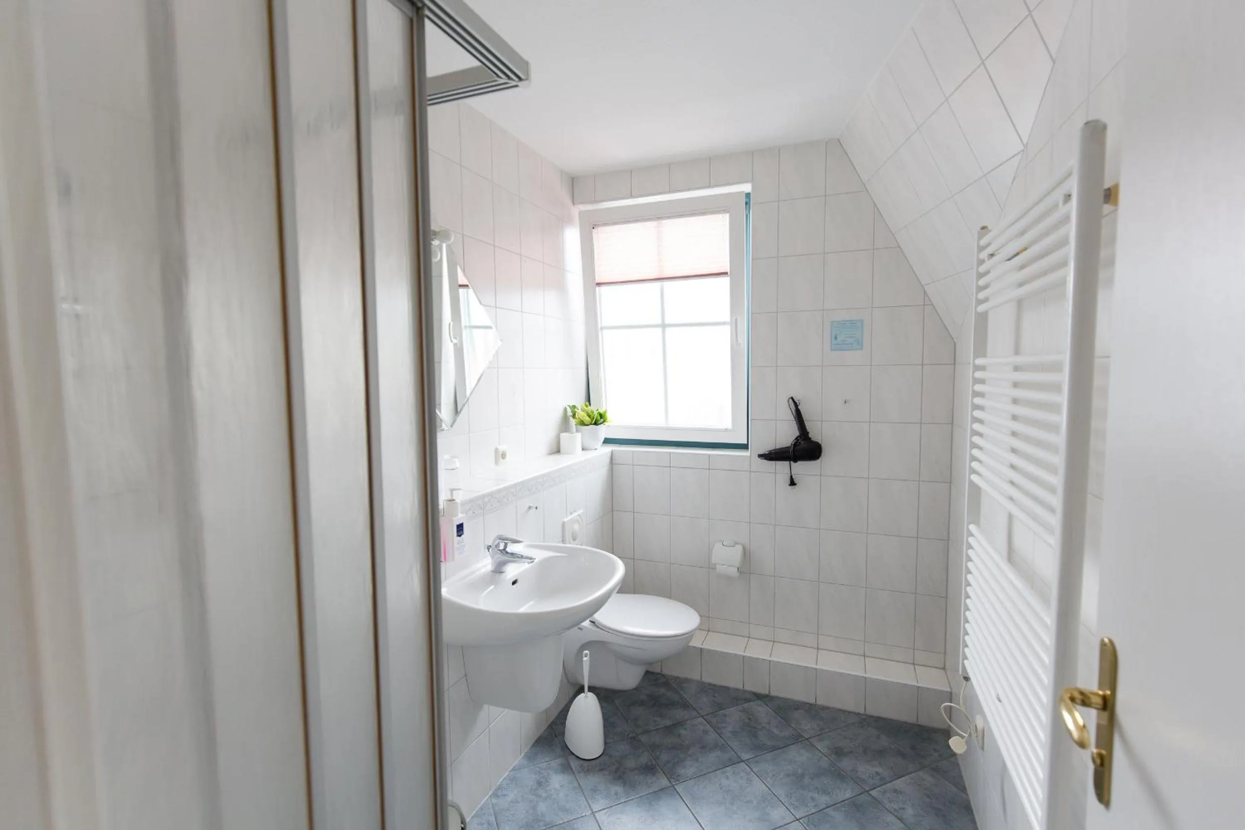 Bathroom in Hotel Garni Am Deich Zingst