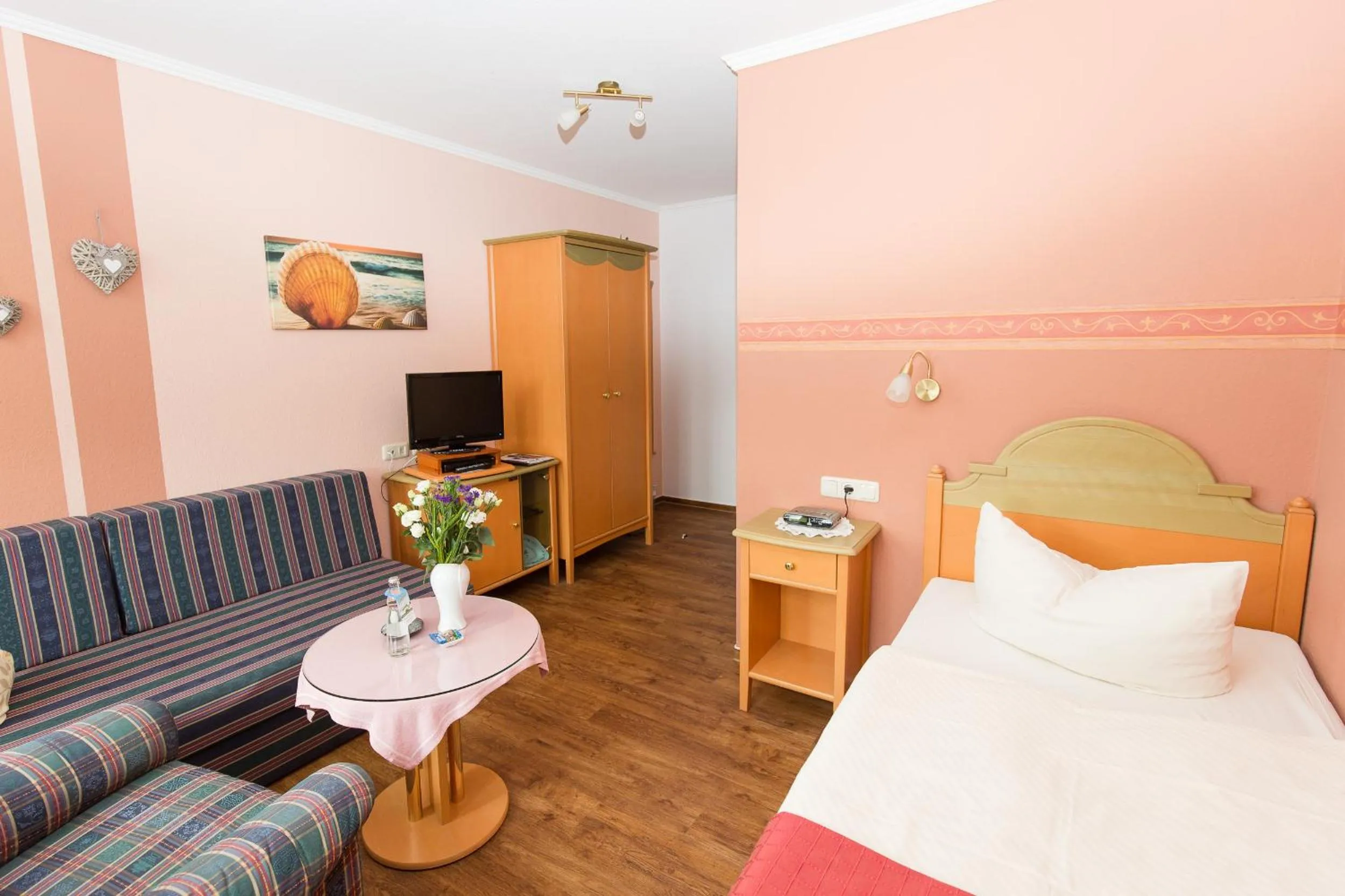 Photo of the whole room, Bed in Hotel Garni Am Deich Zingst