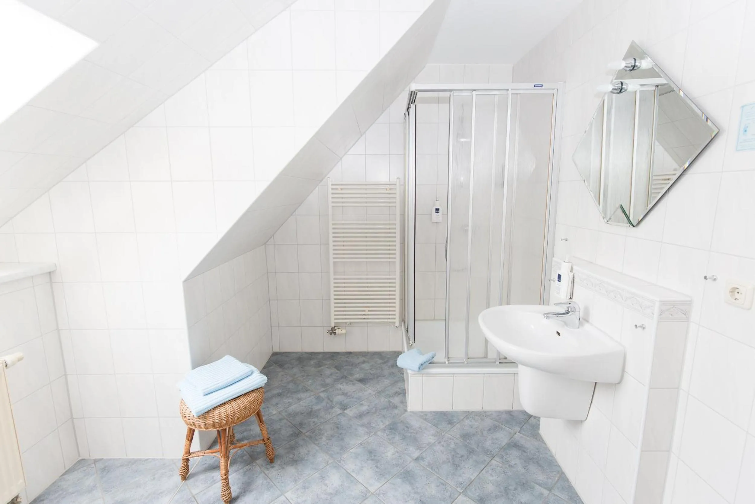 Bathroom in Hotel Garni Am Deich Zingst
