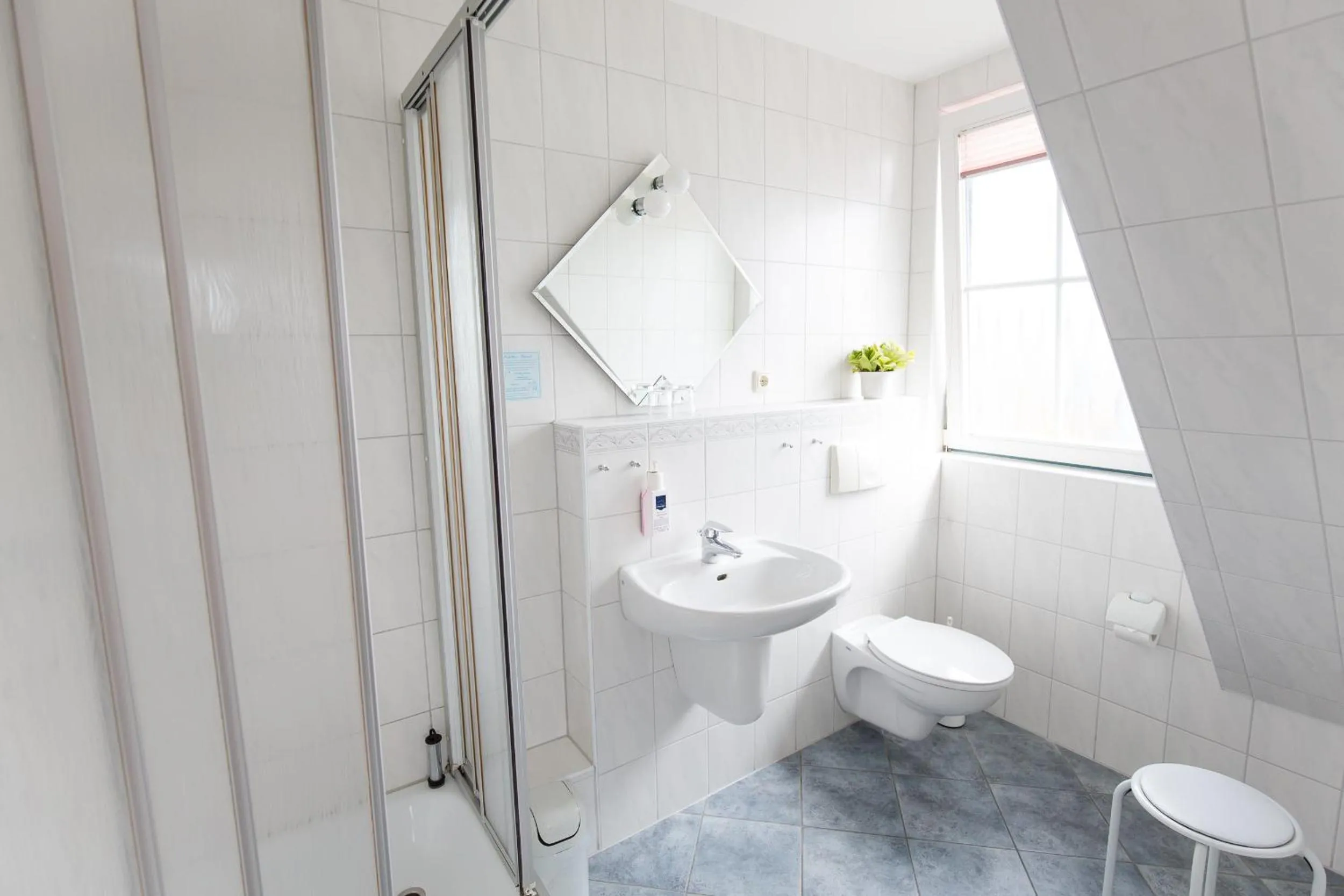 Bathroom in Hotel Garni Am Deich Zingst