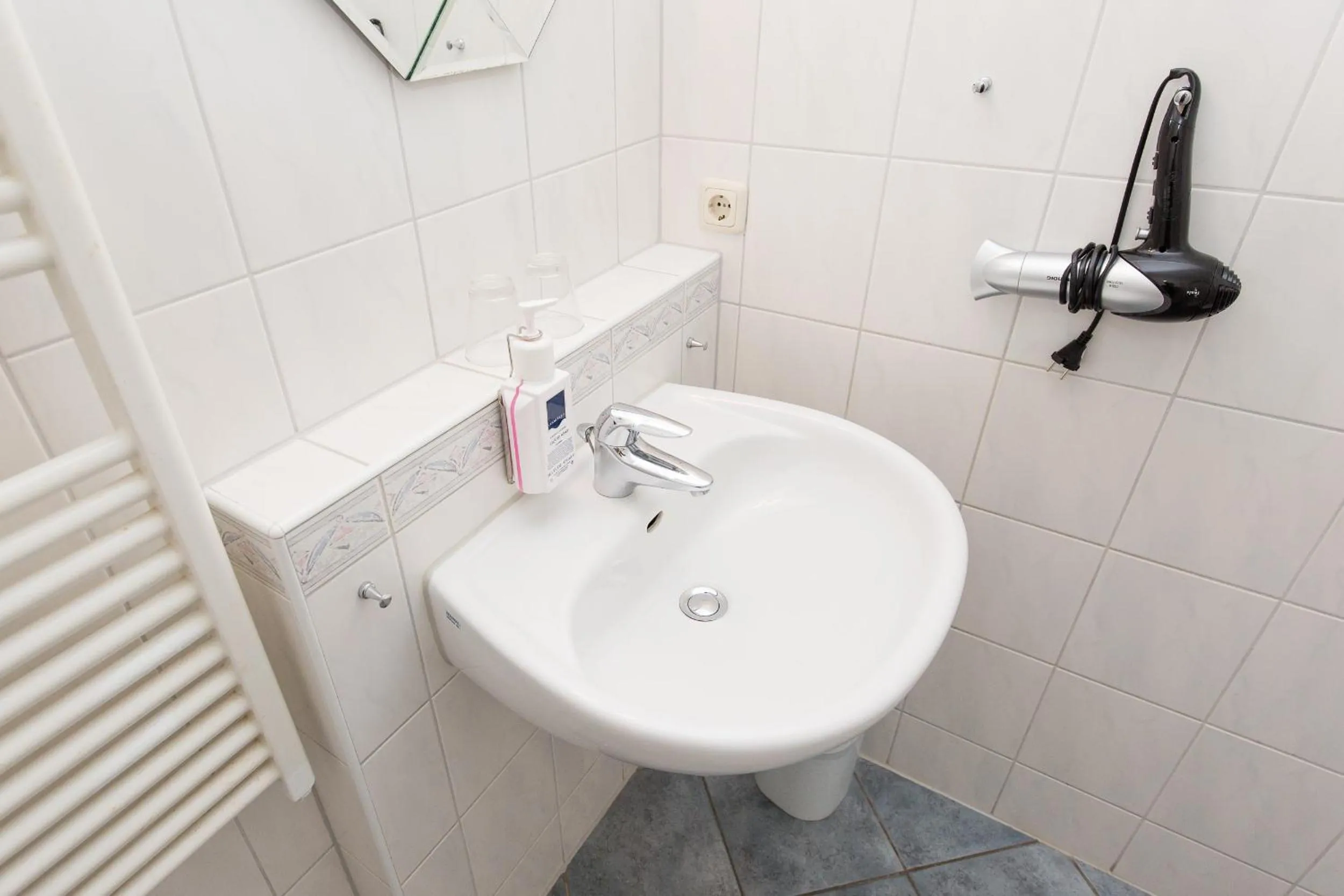Bathroom in Hotel Garni Am Deich Zingst
