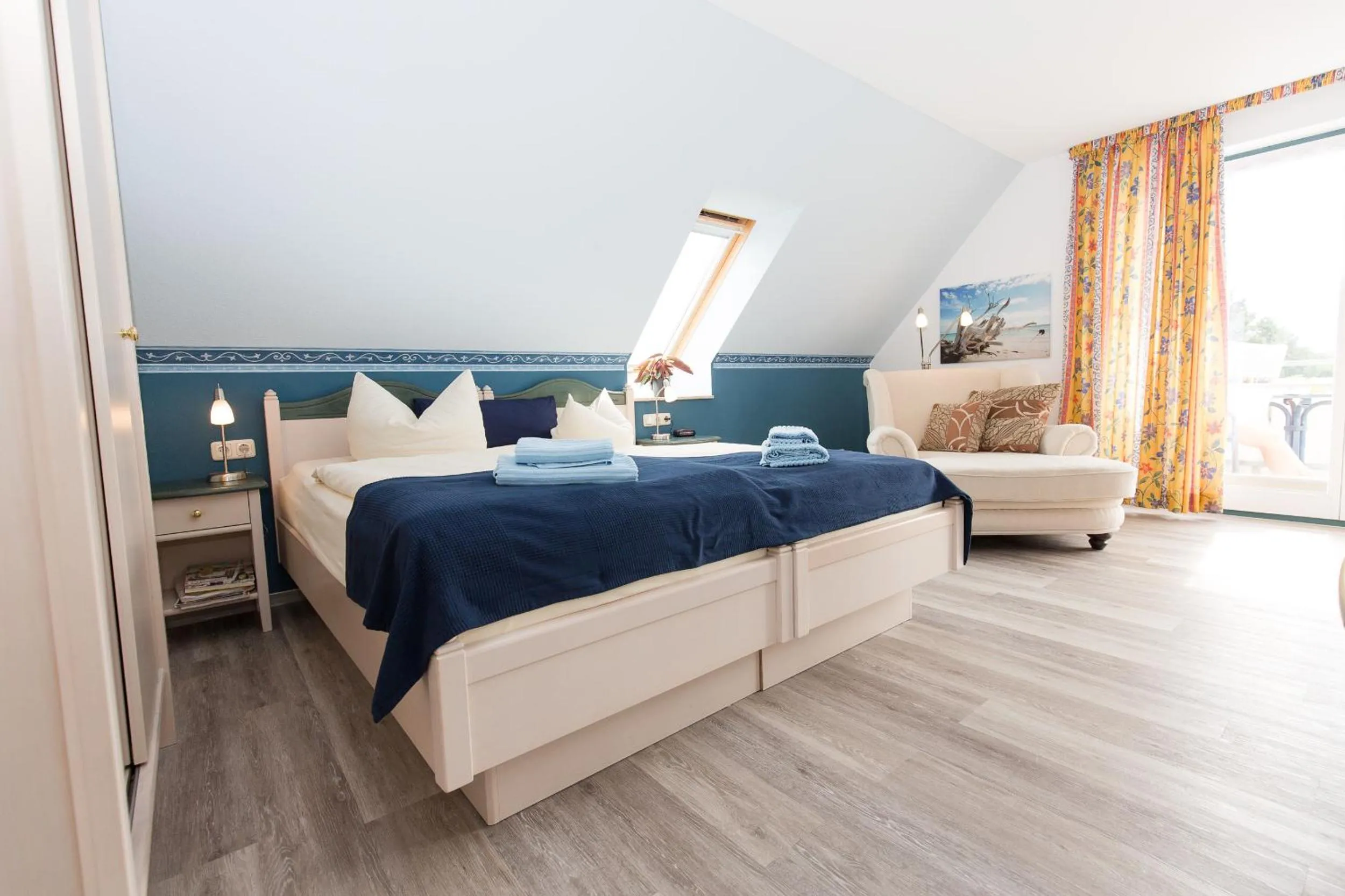 Photo of the whole room, Bed in Hotel Garni Am Deich Zingst