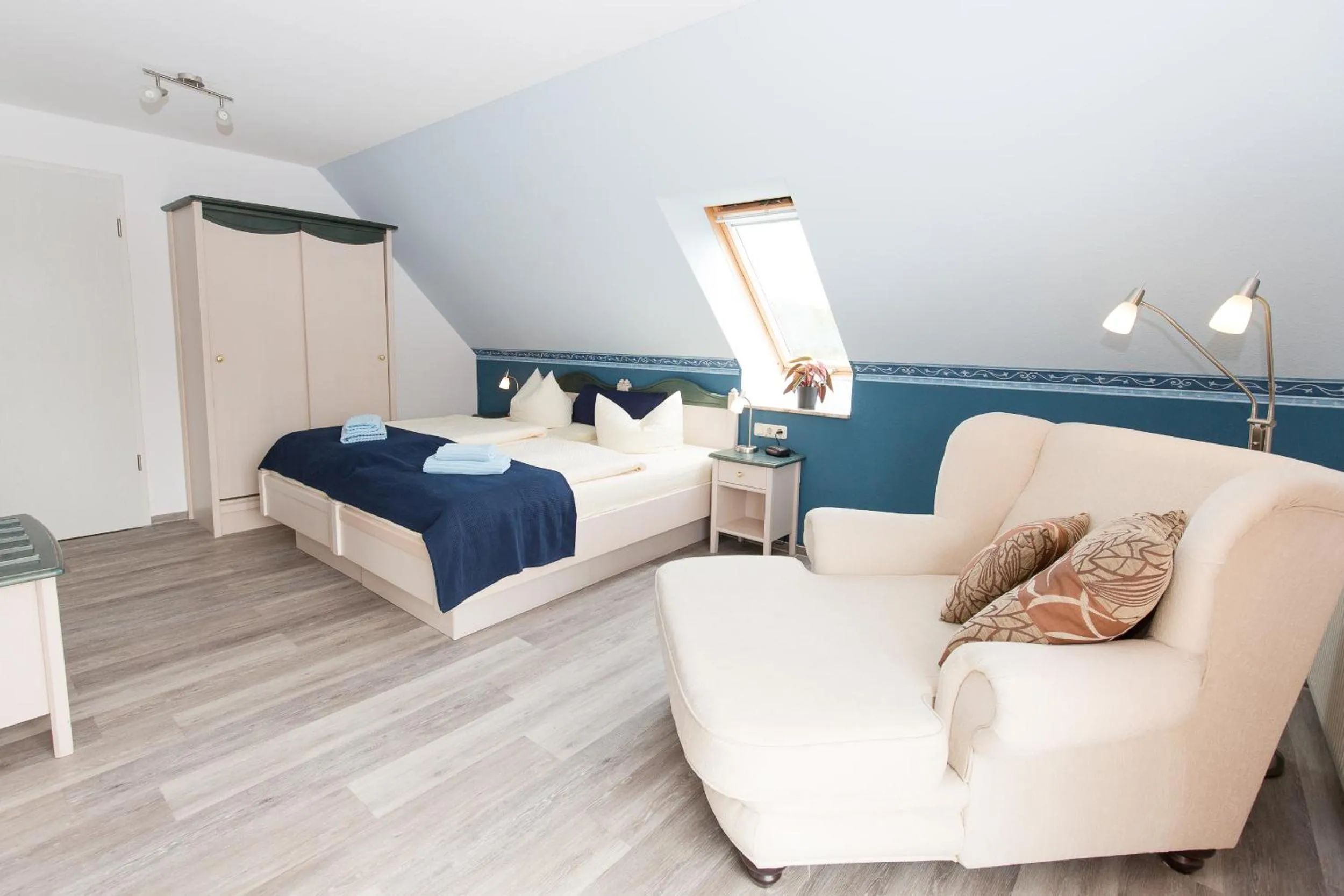 Photo of the whole room, Bed in Hotel Garni Am Deich Zingst