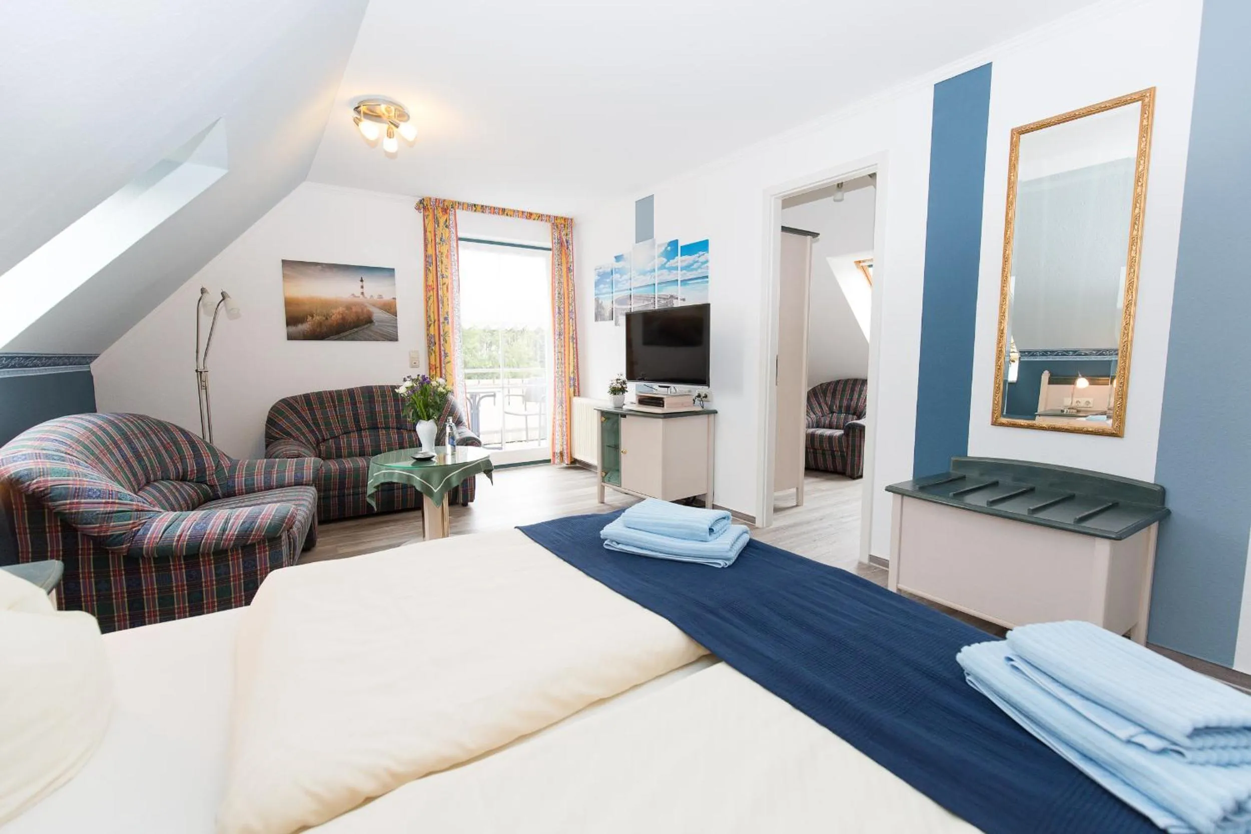 Photo of the whole room, Bed in Hotel Garni Am Deich Zingst