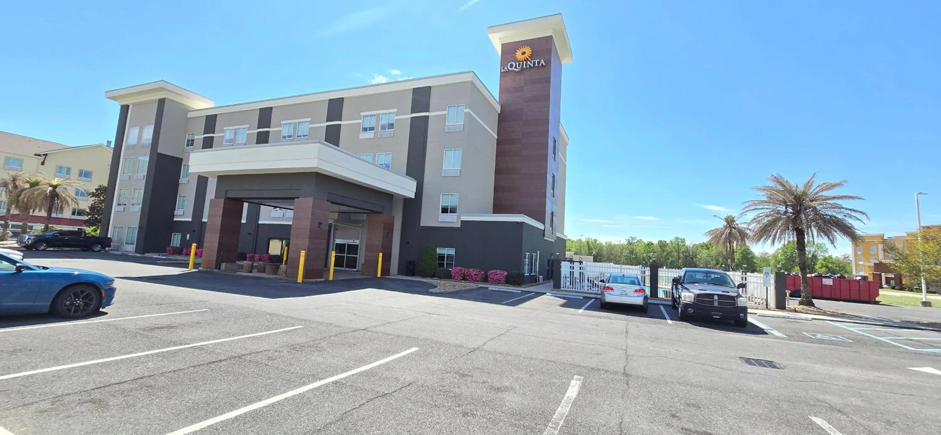 Property building in La Quinta by Wyndham Gonzales LA