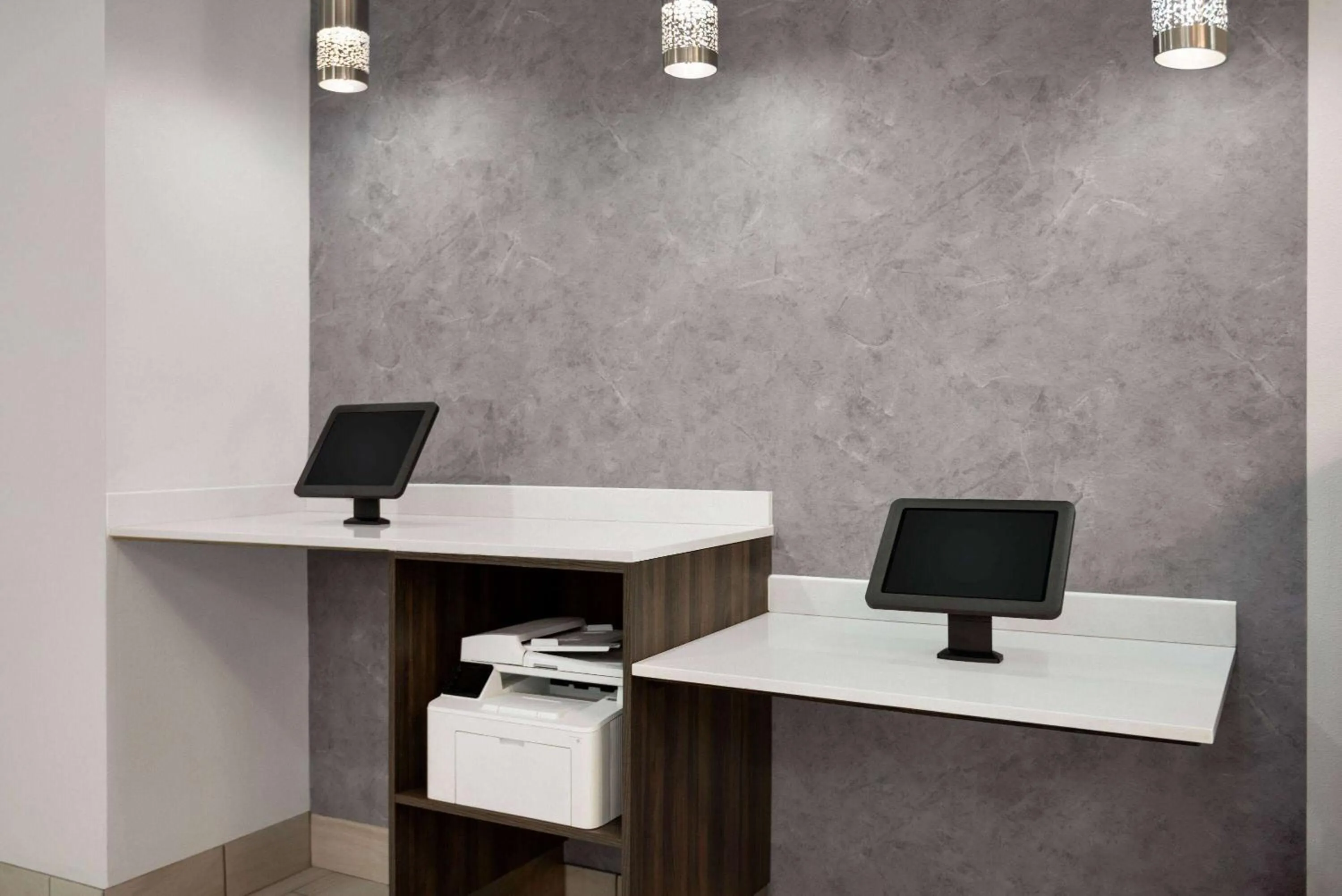 Business facilities in La Quinta by Wyndham Gonzales LA