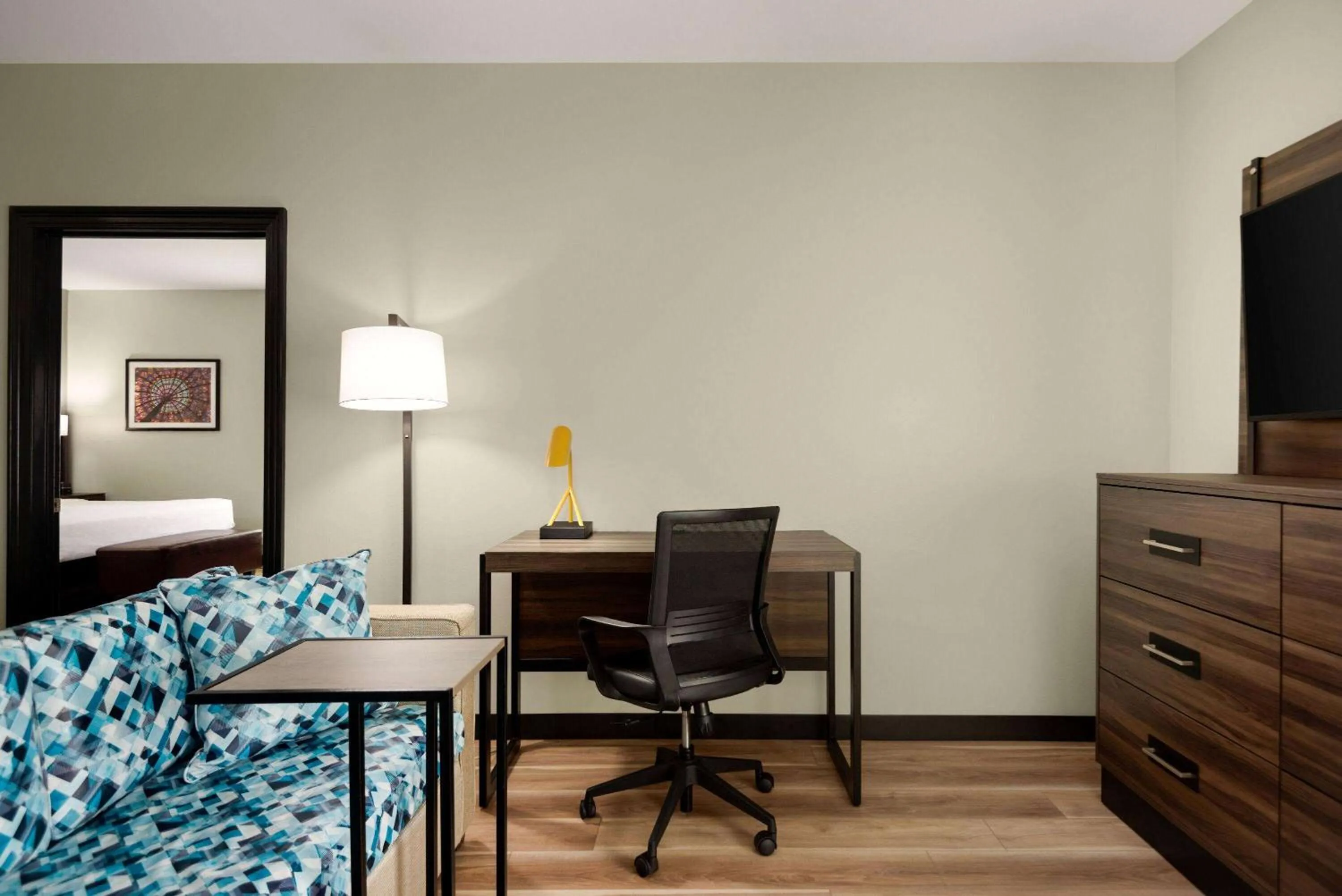 Photo of the whole room in La Quinta by Wyndham Gonzales LA