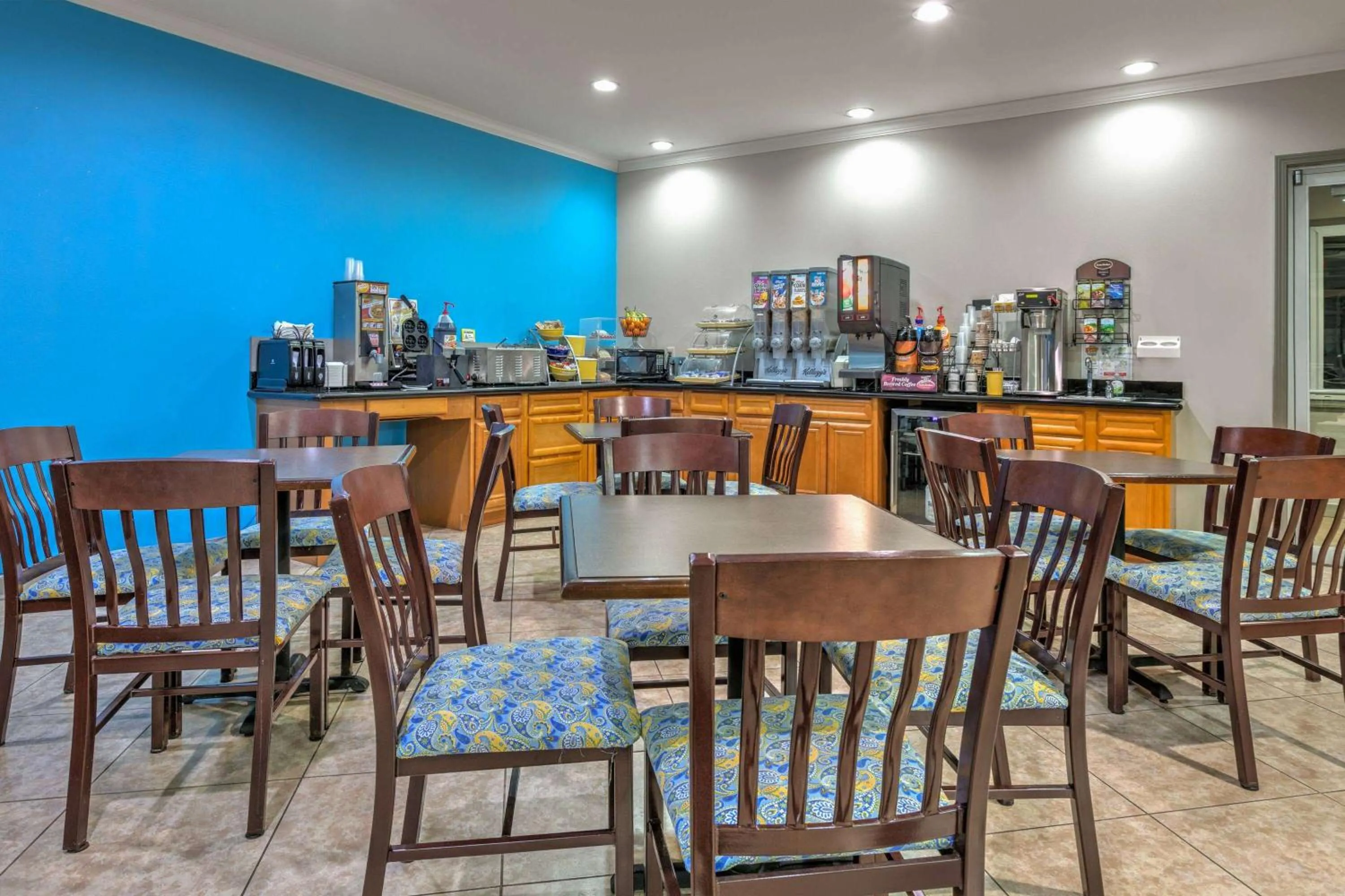 Breakfast in Days Inn & Suites by Wyndham Cabot