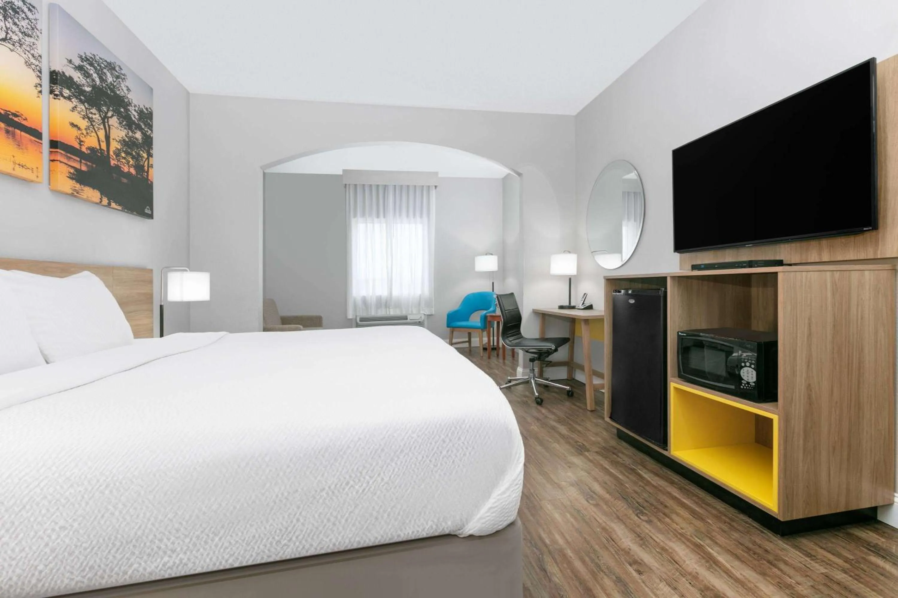 Photo of the whole room, Bed in Days Inn & Suites by Wyndham Cabot