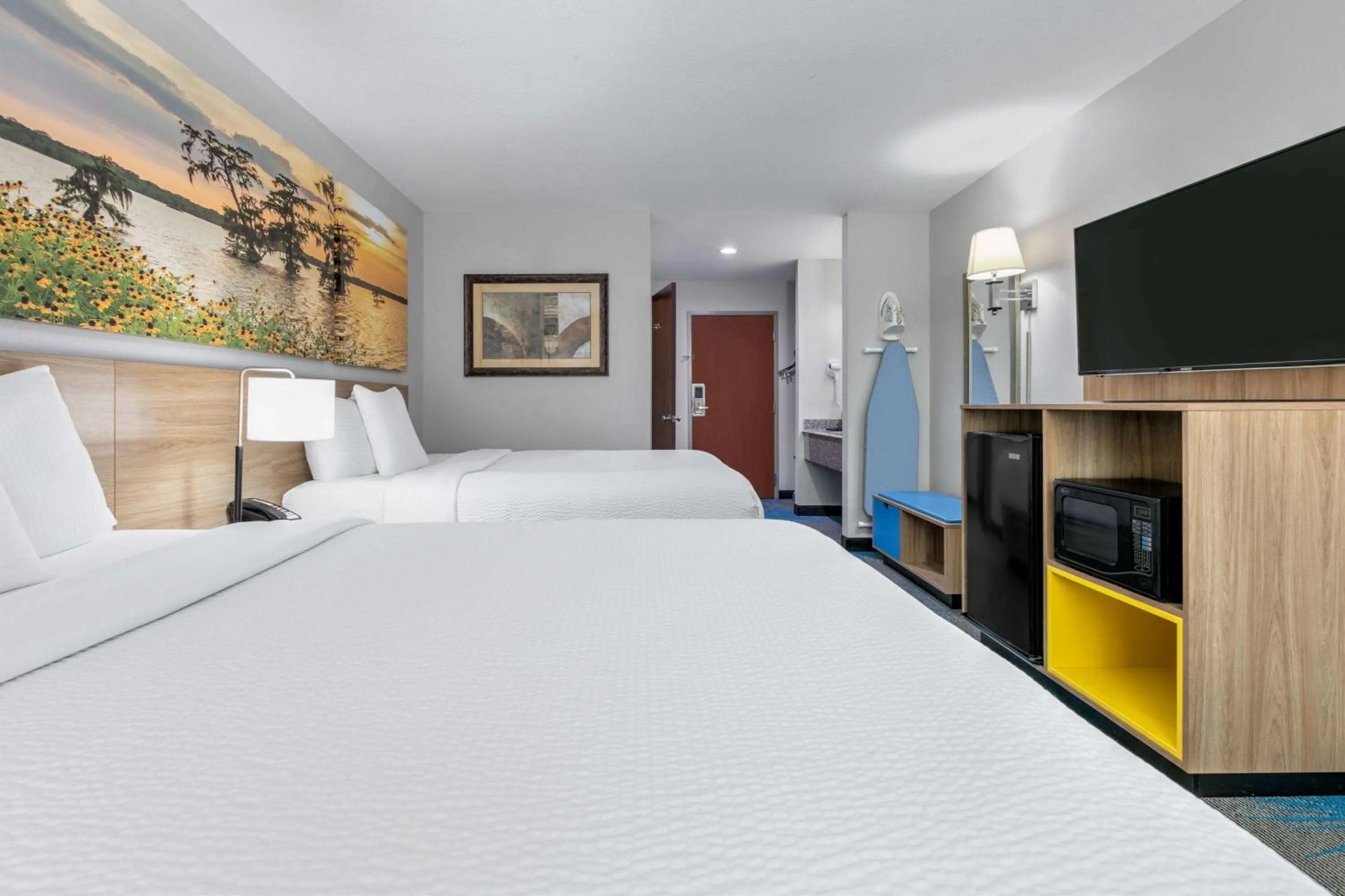 Photo of the whole room, Bed in Days Inn & Suites by Wyndham Cabot