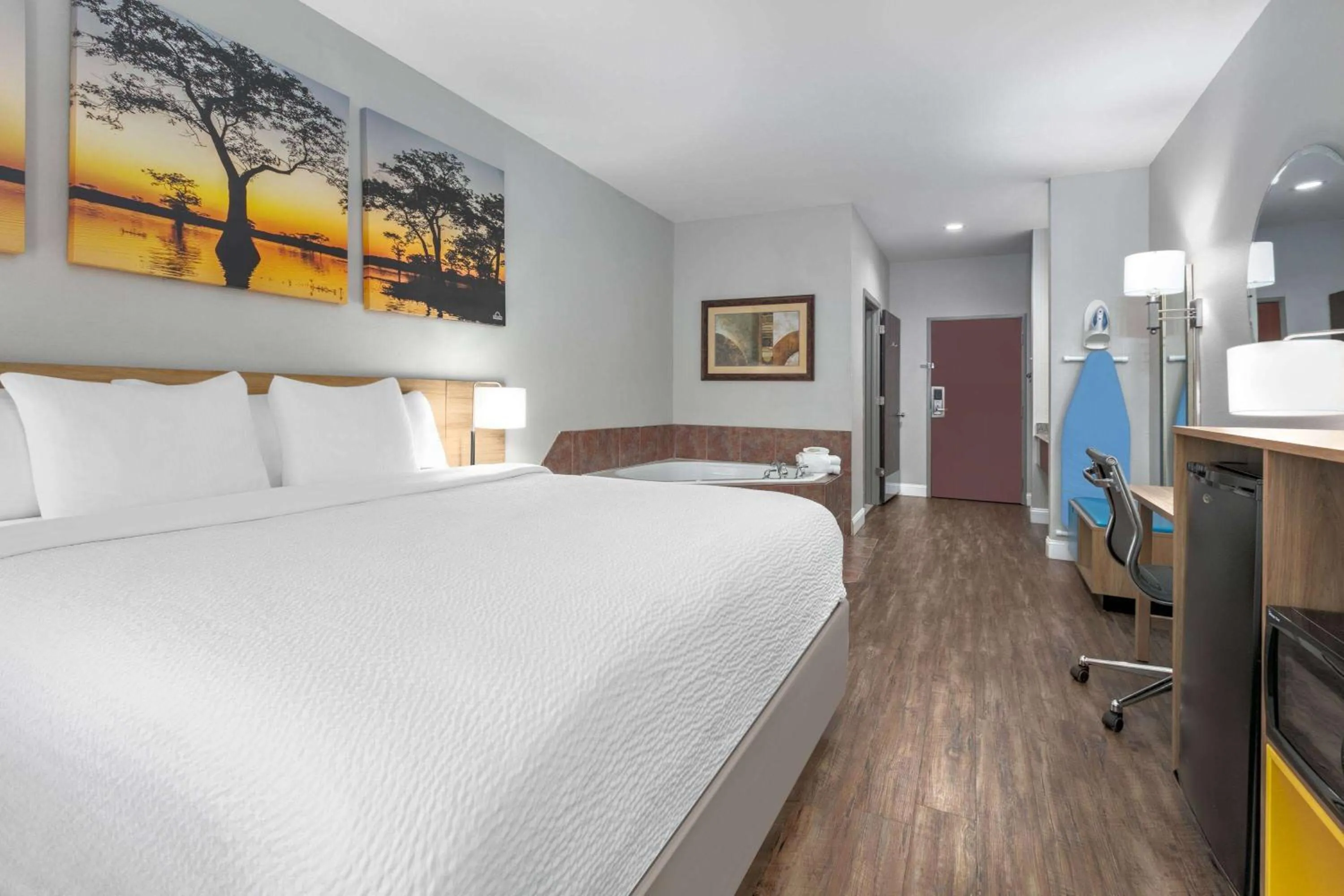 Photo of the whole room, Bed in Days Inn & Suites by Wyndham Cabot