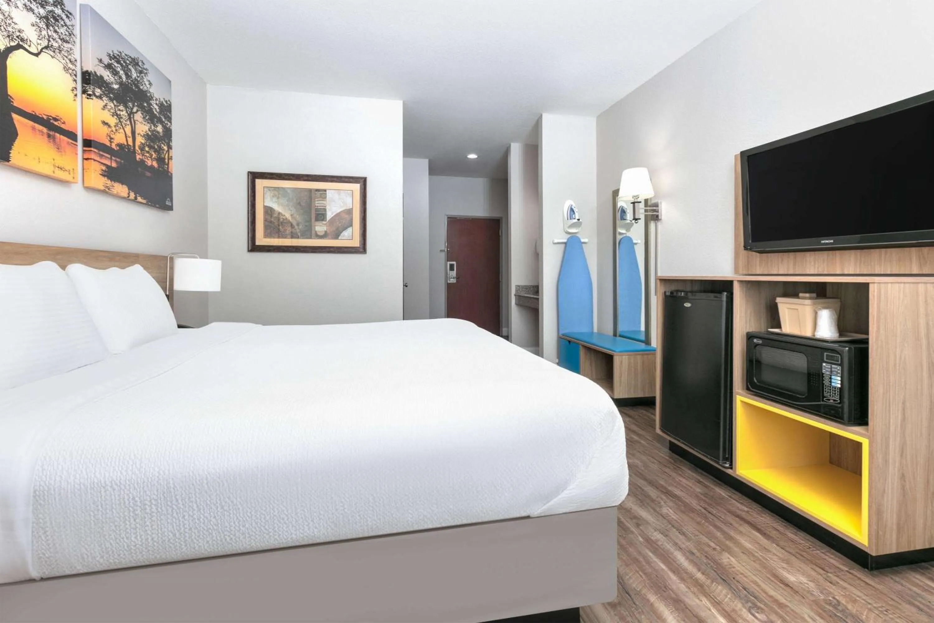 Photo of the whole room, Bed in Days Inn & Suites by Wyndham Cabot