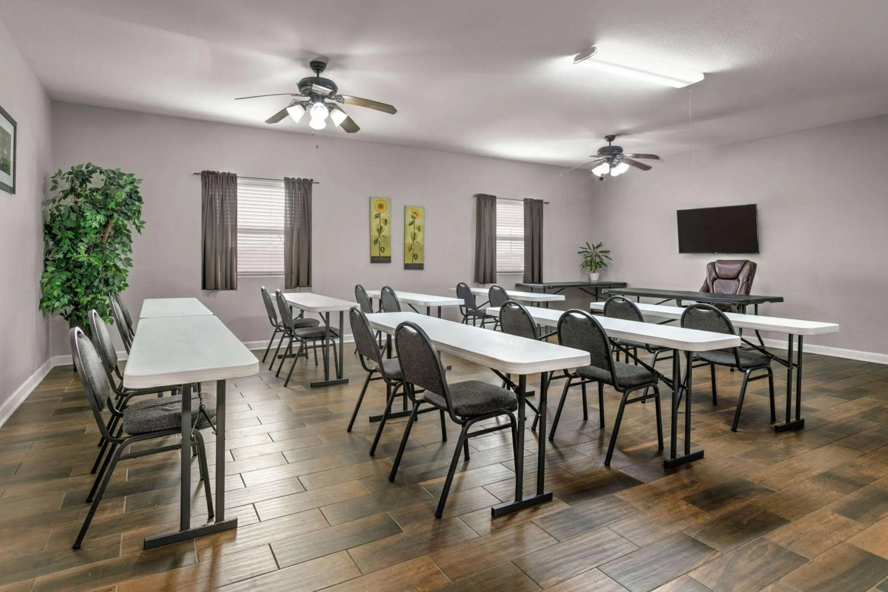 Meeting/conference room in Days Inn & Suites by Wyndham Cabot