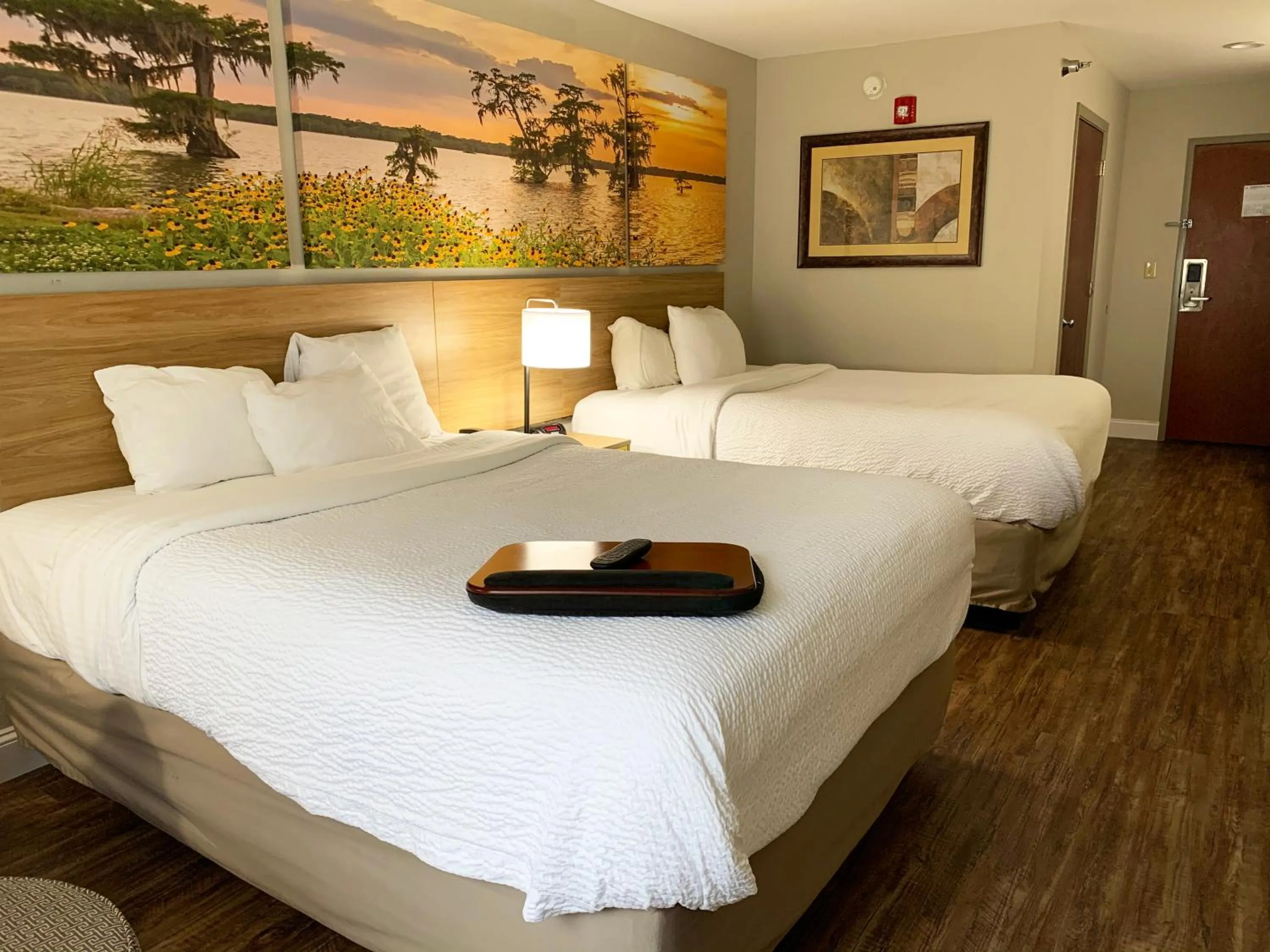 Photo of the whole room, Bed in Days Inn & Suites by Wyndham Cabot