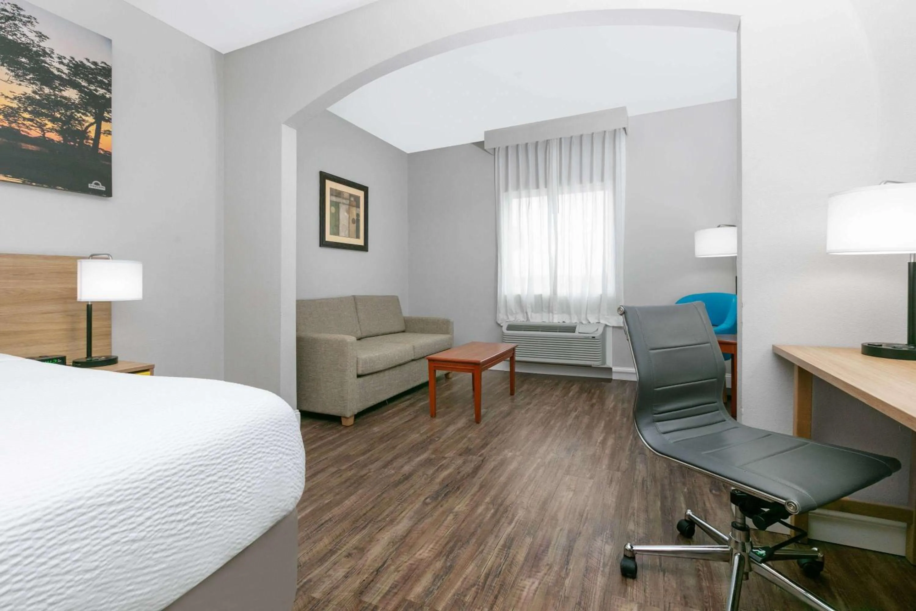 View (from property/room), Bed in Days Inn & Suites by Wyndham Cabot