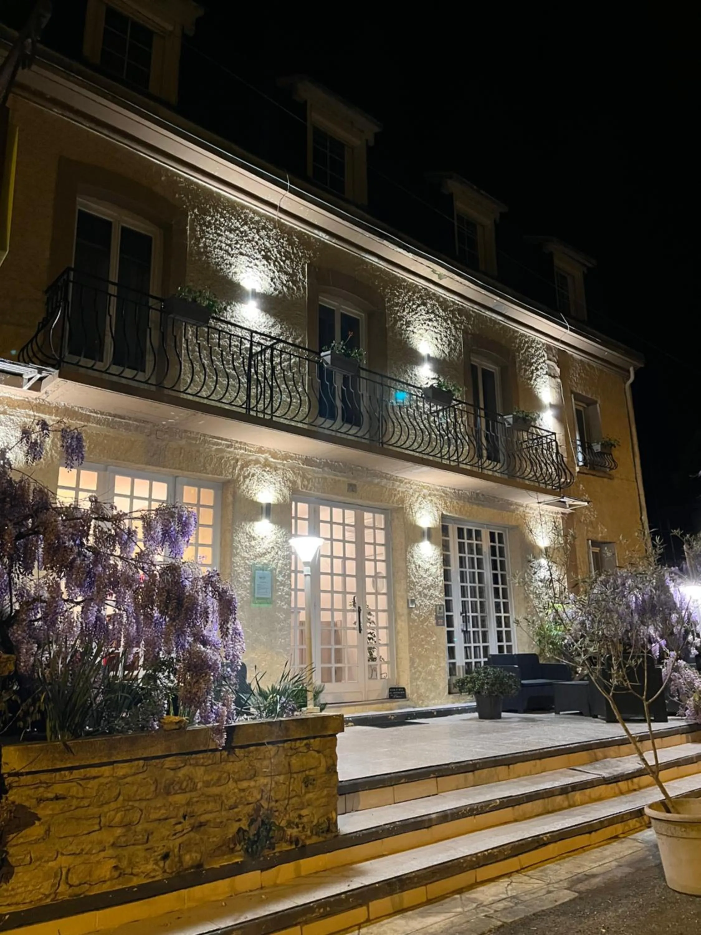 Facade/entrance in Logis Hôtel Restaurant Le Lascaux