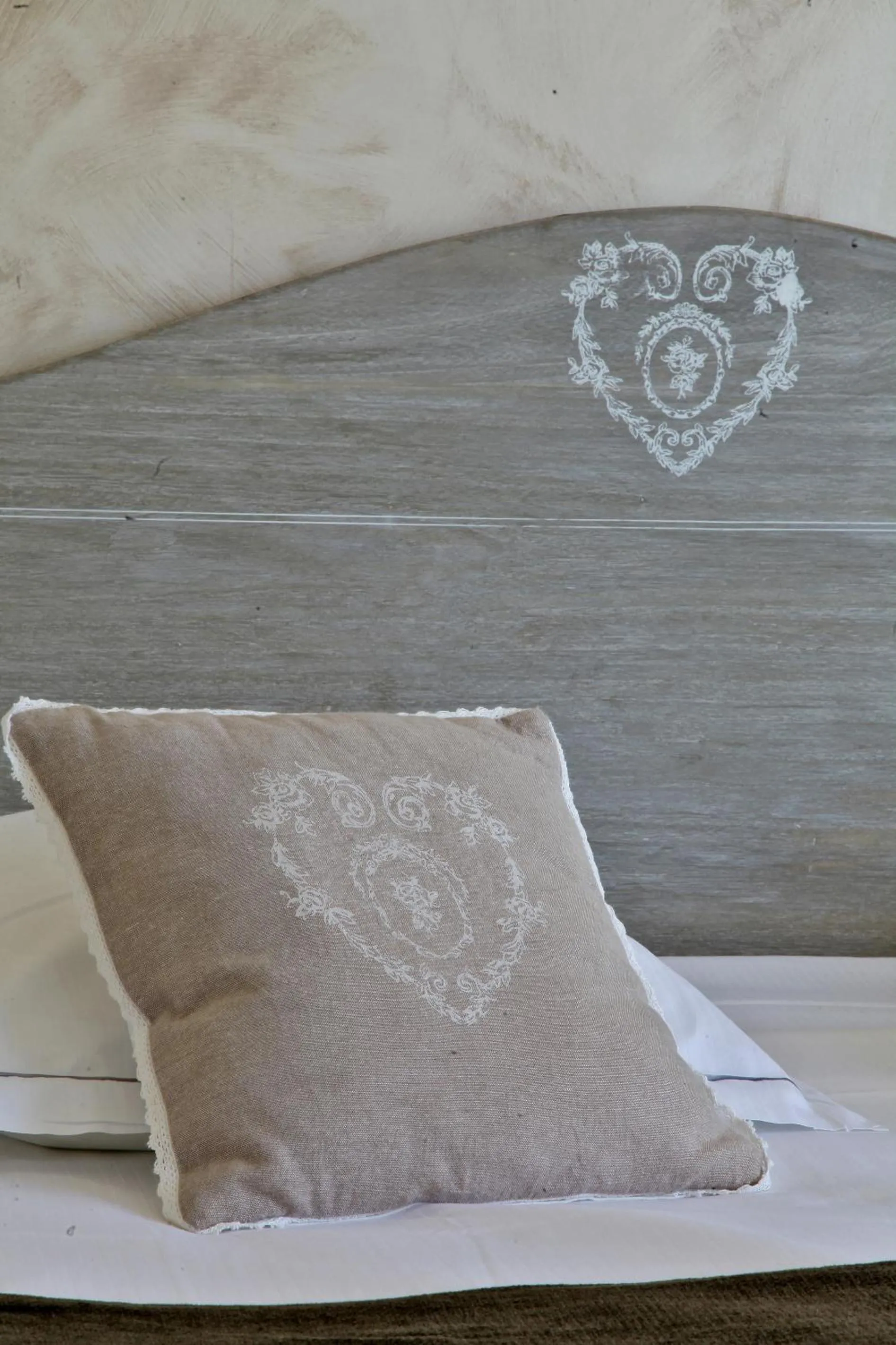 Decorative detail in Logis Hôtel Restaurant Le Lascaux