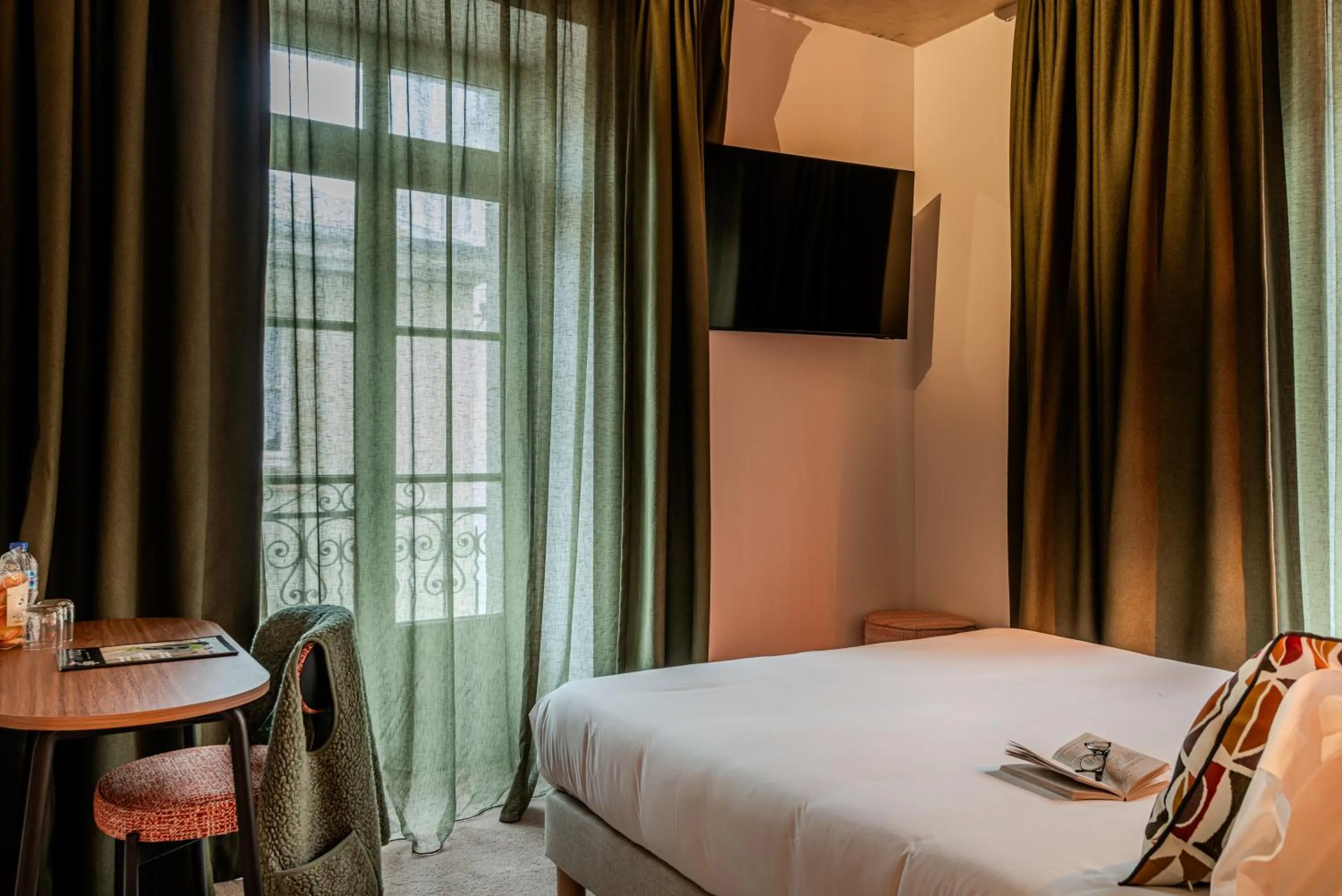 Photo of the whole room, Bed in Hôtel Anne de Bretagne