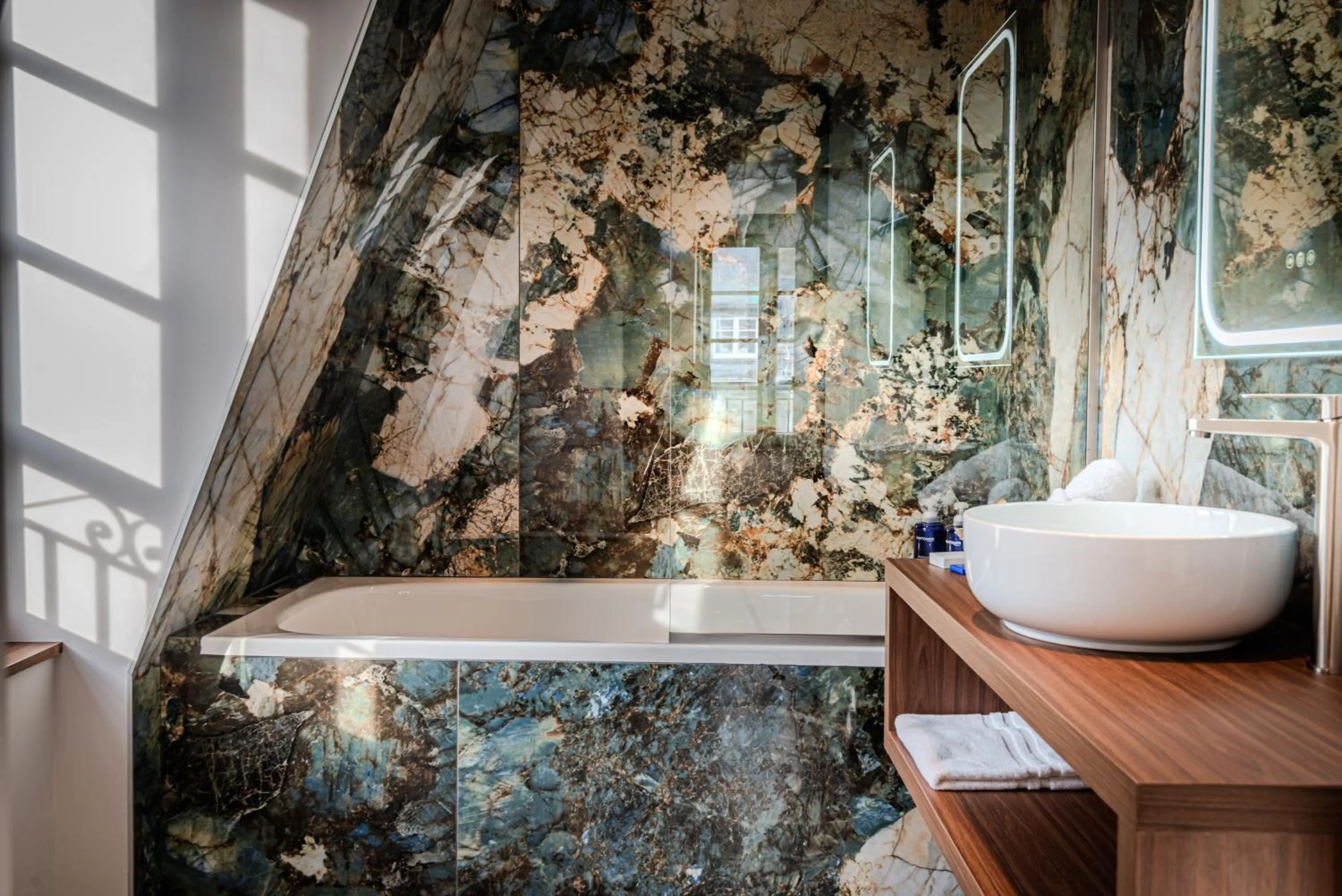 Bathroom in Hôtel Anne de Bretagne