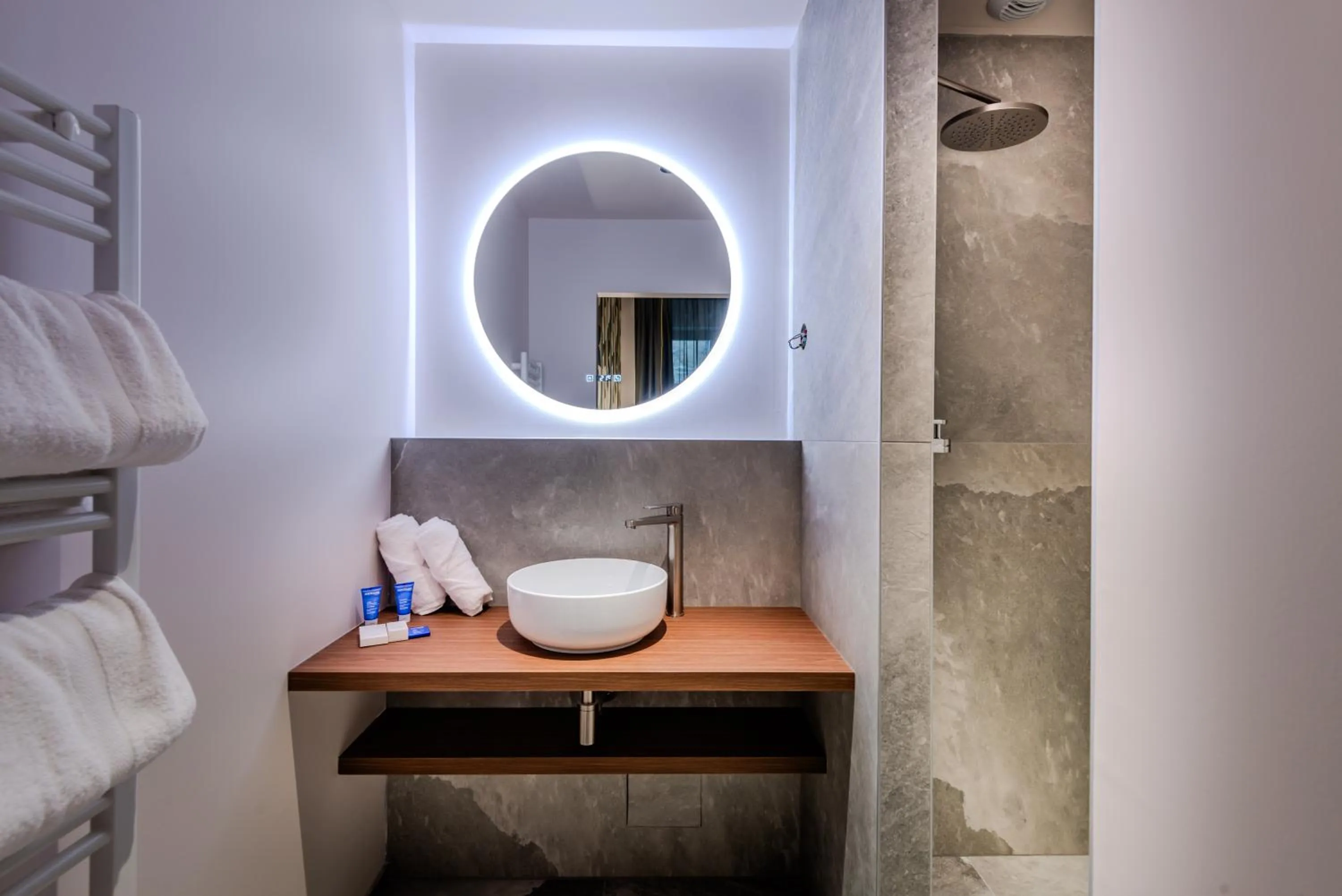 Bathroom, Bed in Hôtel Anne de Bretagne