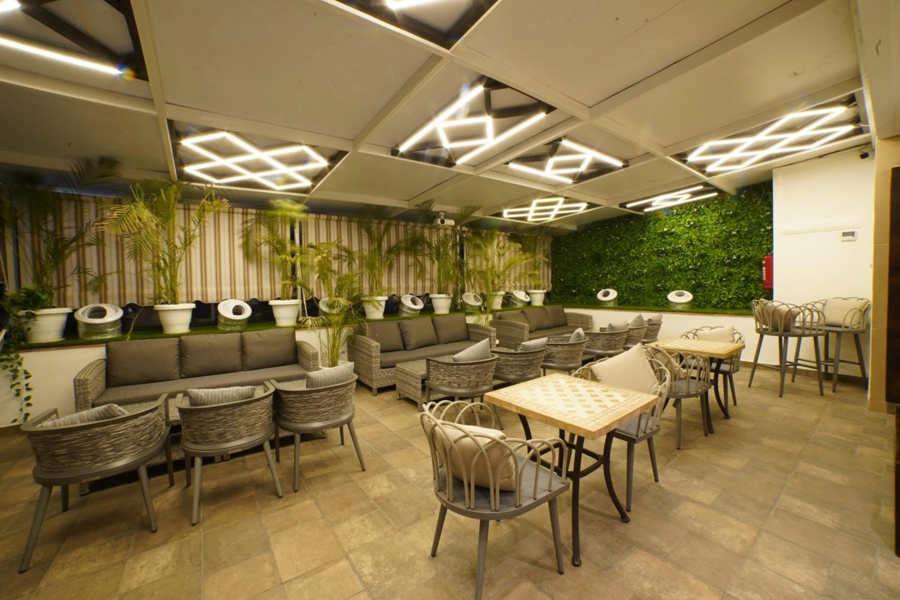 Restaurant/places to eat in Hotel 18 Keys