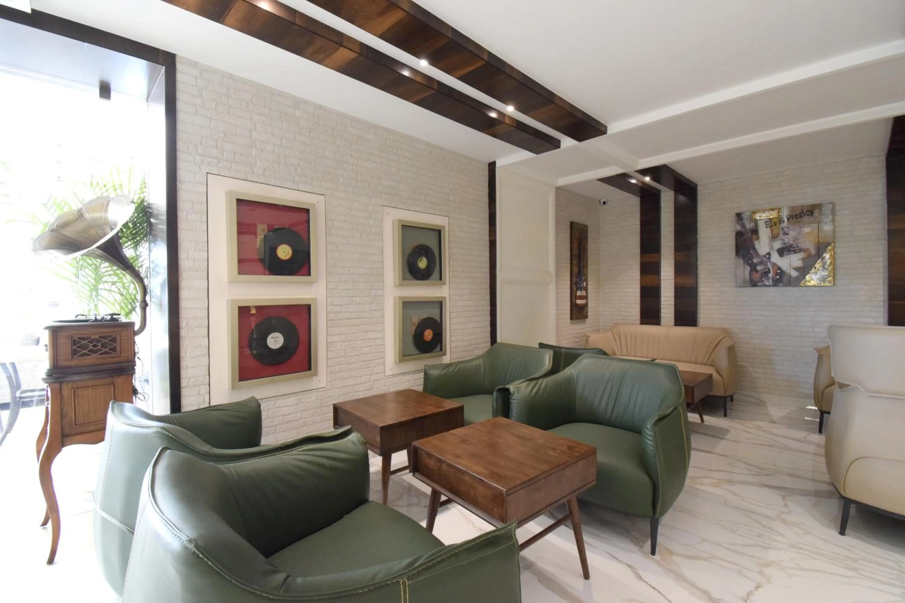 Seating area in Hotel 18 Keys