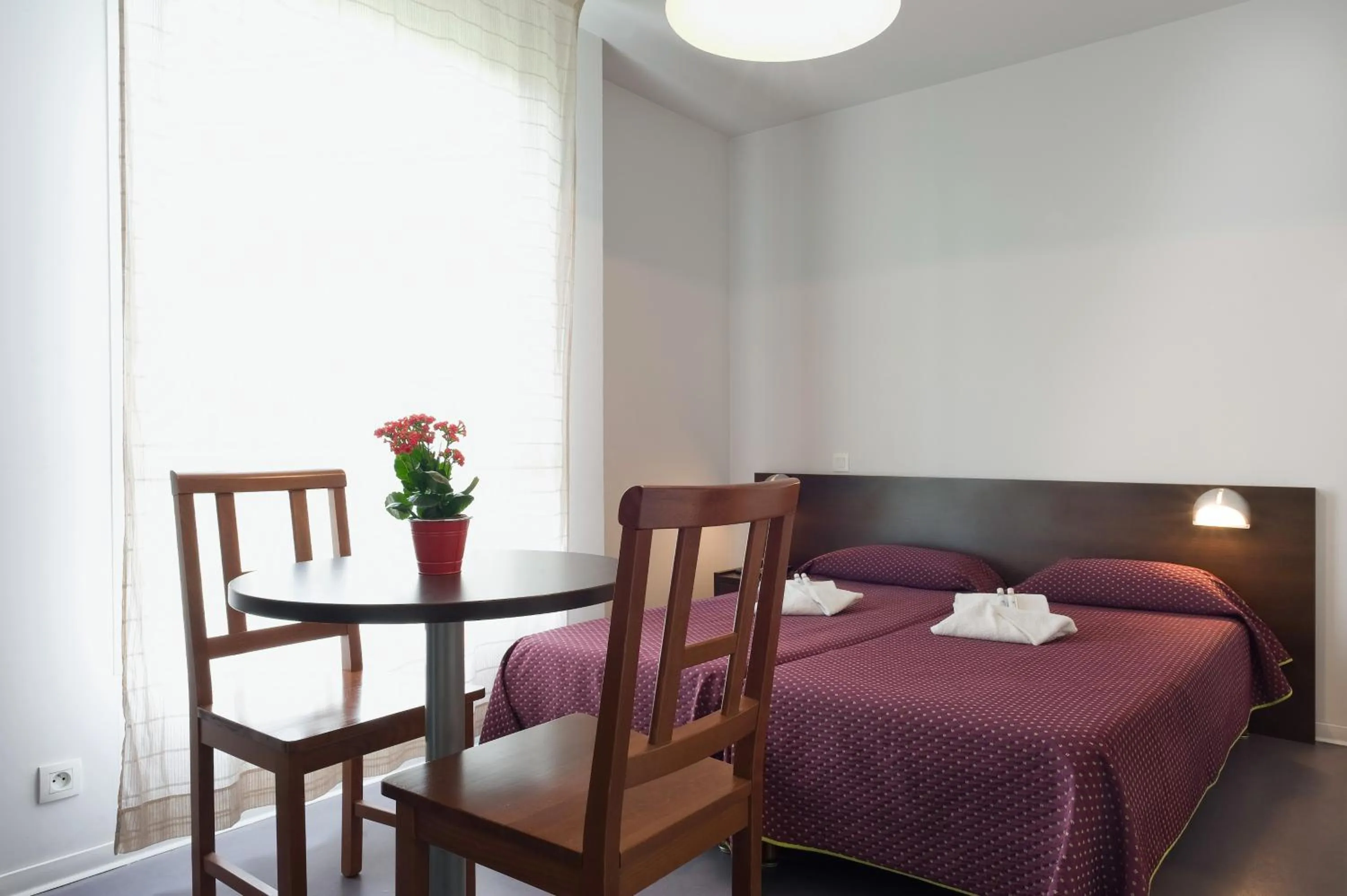 Bed in Residhotel Les Hauts d'Andilly