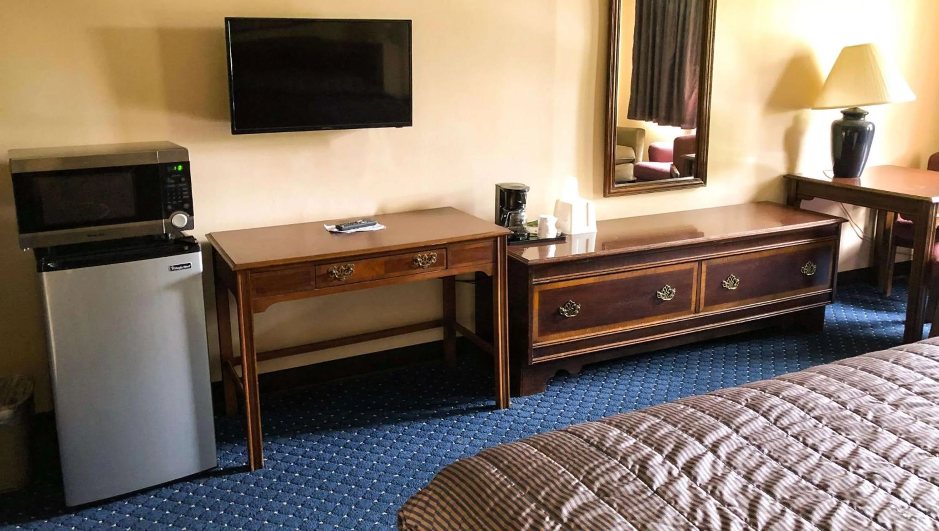 Photo of the whole room in Magnuson Hotel Dixon