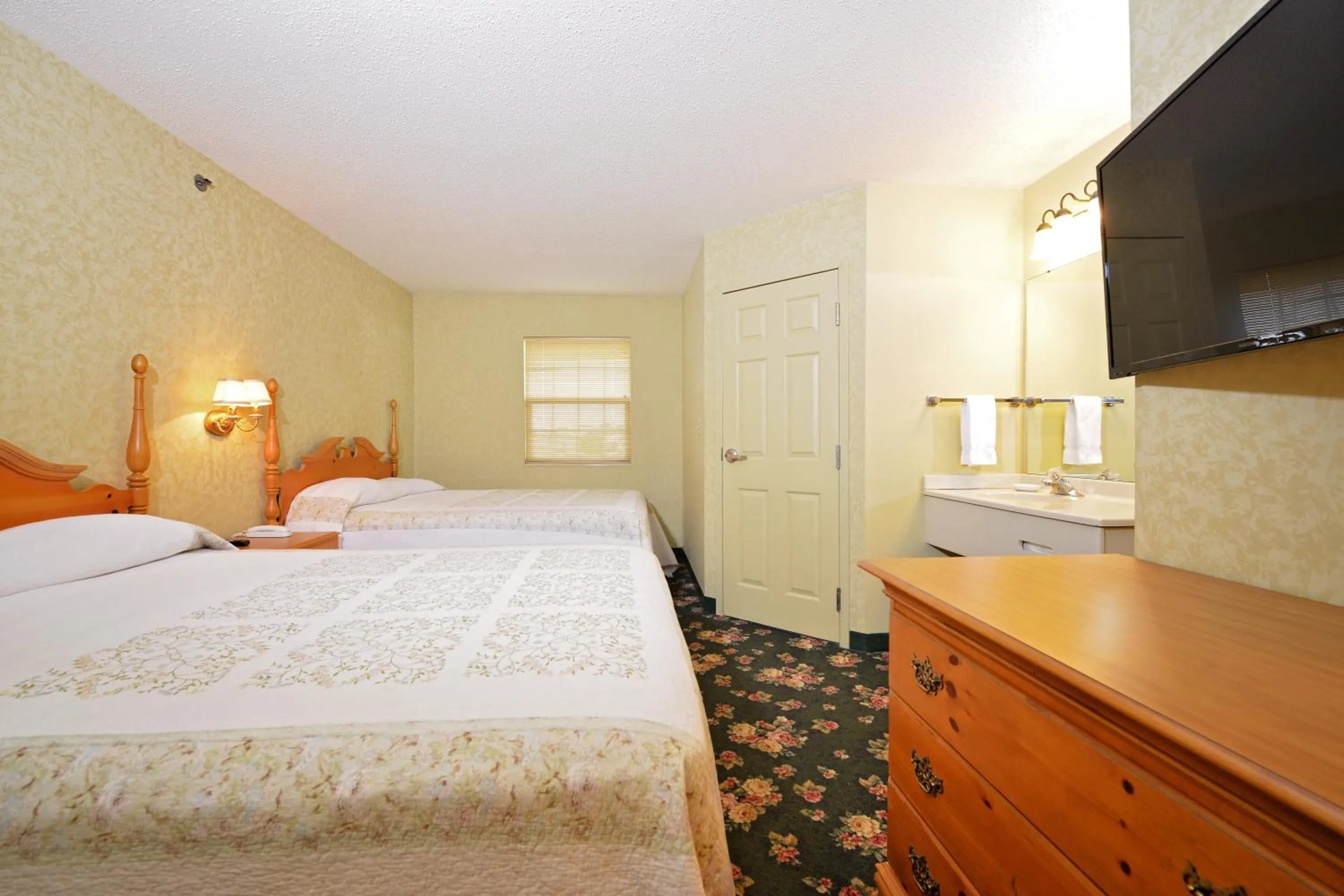 Photo of the whole room, Bed in OurGuest Inn & Suites Downtown Port Clinton