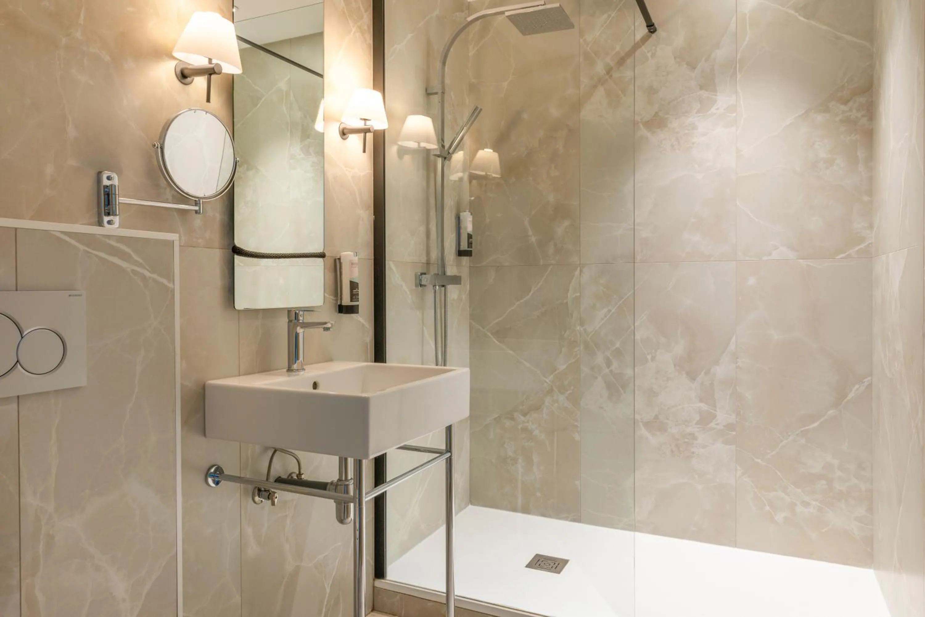 Bathroom in Hotel Avalon Paris