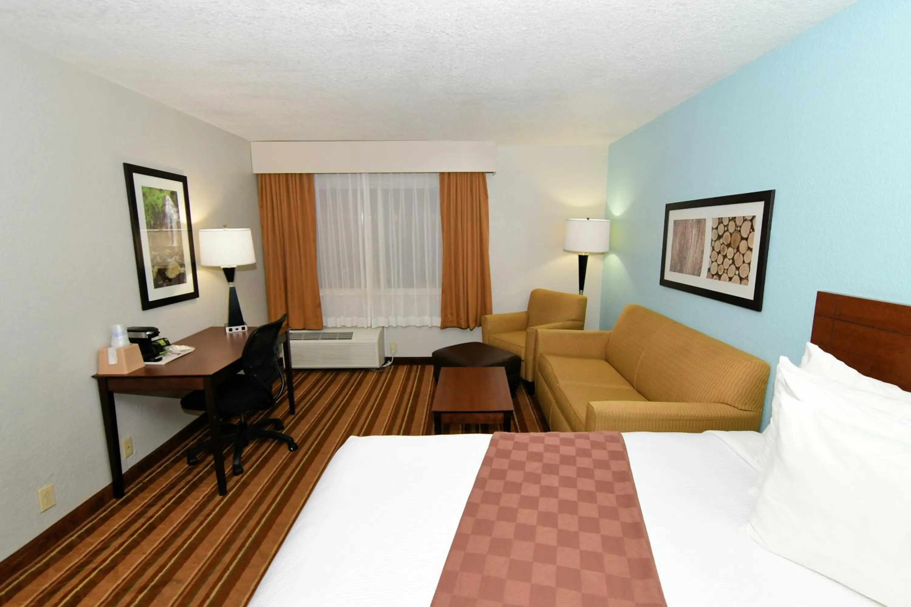 Bed in Best Western Regency Inn