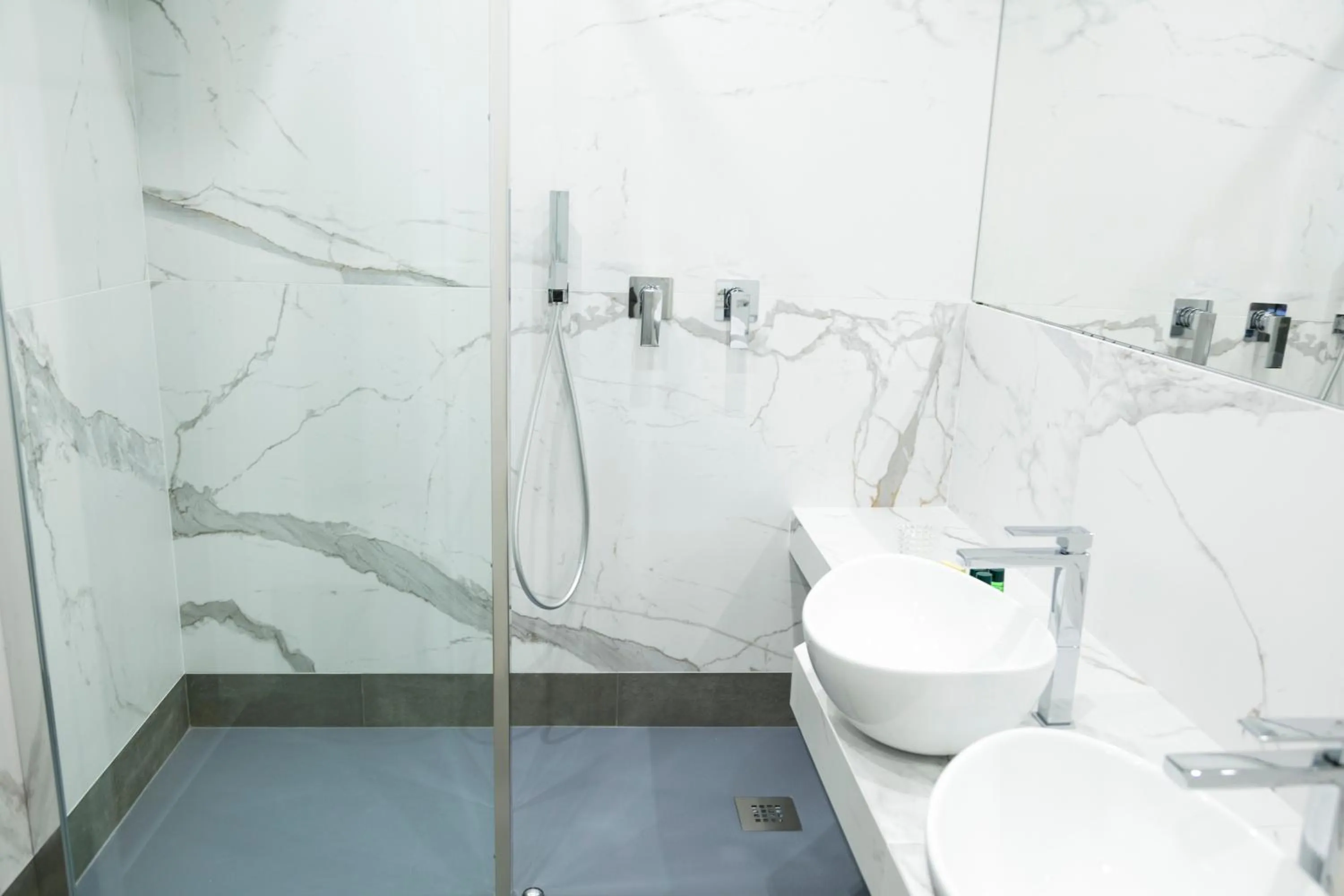 Shower in Hadrianus Temple Suites - The Venue Collection