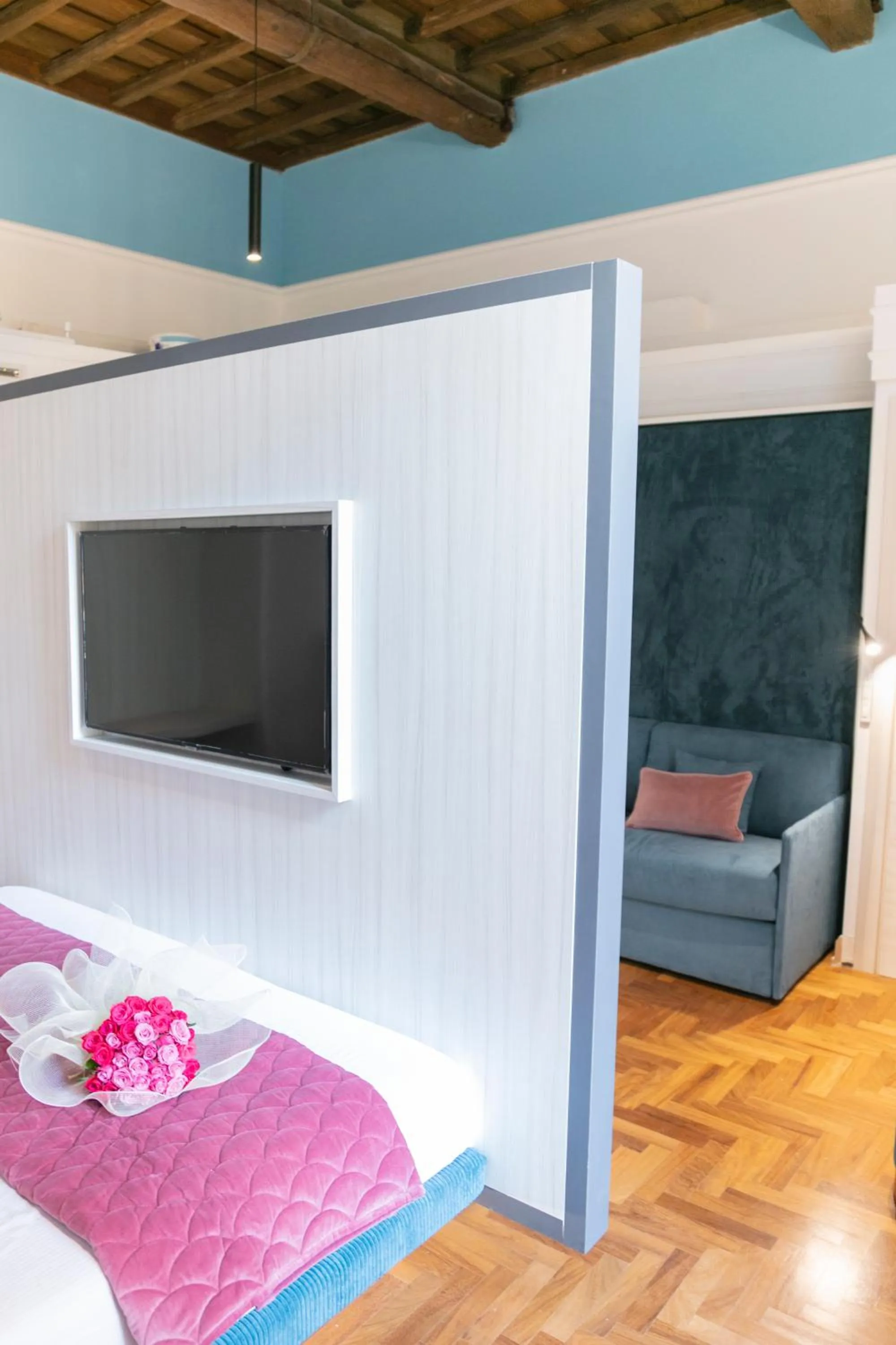 Photo of the whole room, Bed in Hadrianus Temple Suites - The Venue Collection