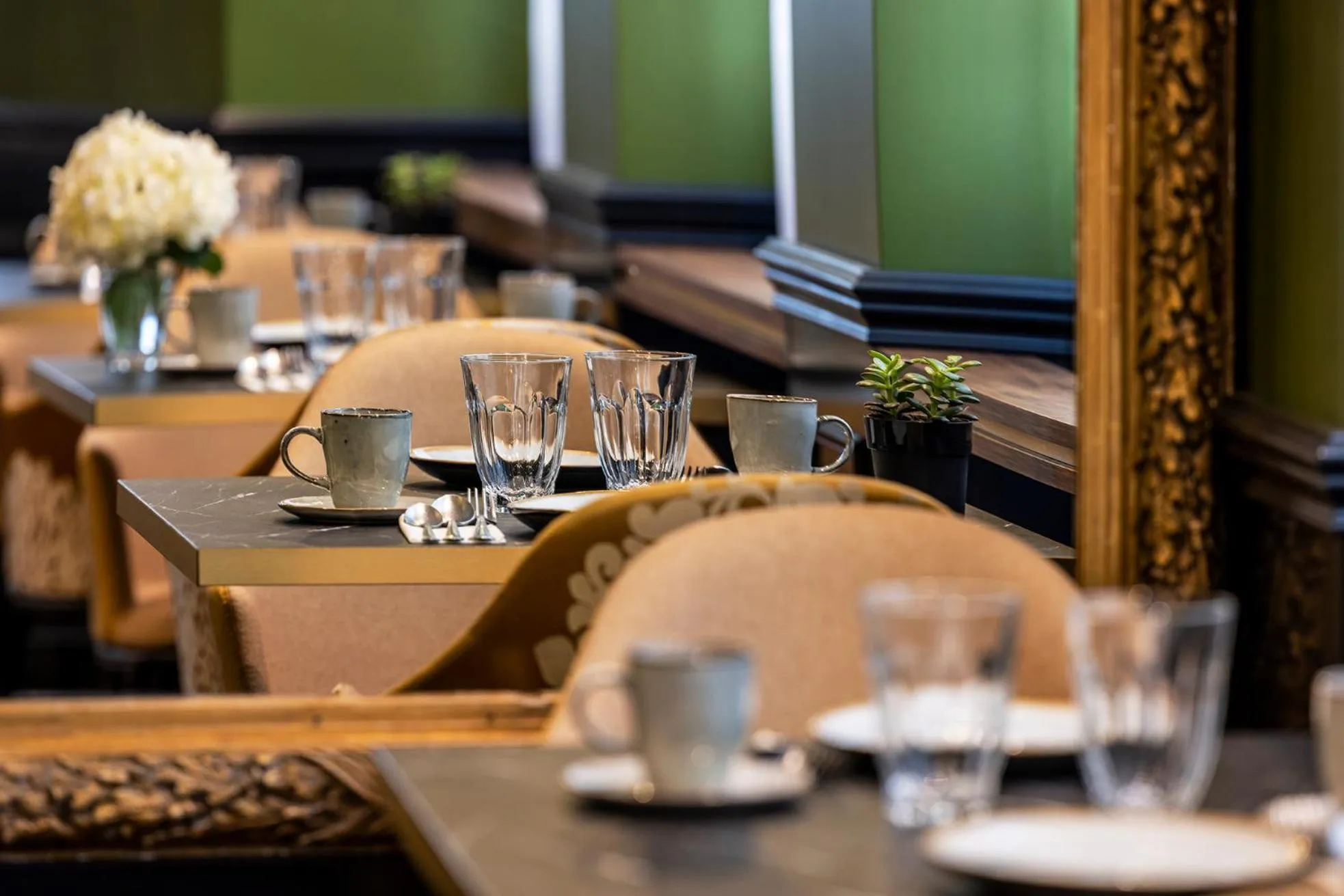 Restaurant/places to eat in Hotel Louis II