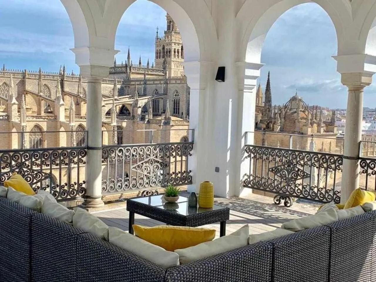 Two-Bedroom Apartment in ISG Apartments The most Exclusive apartment in Sevillaparking