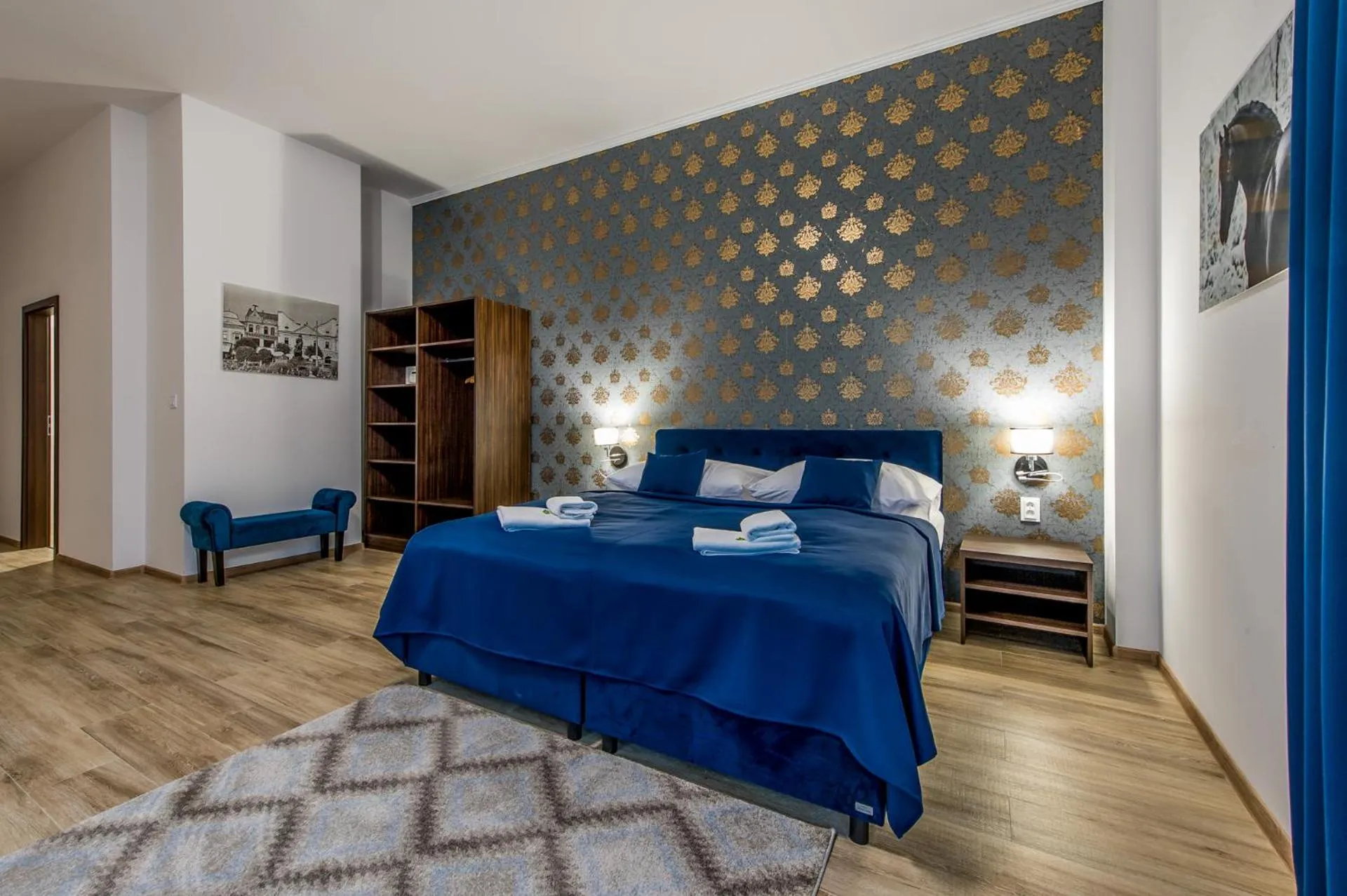 Photo of the whole room, Bed in Black Horse