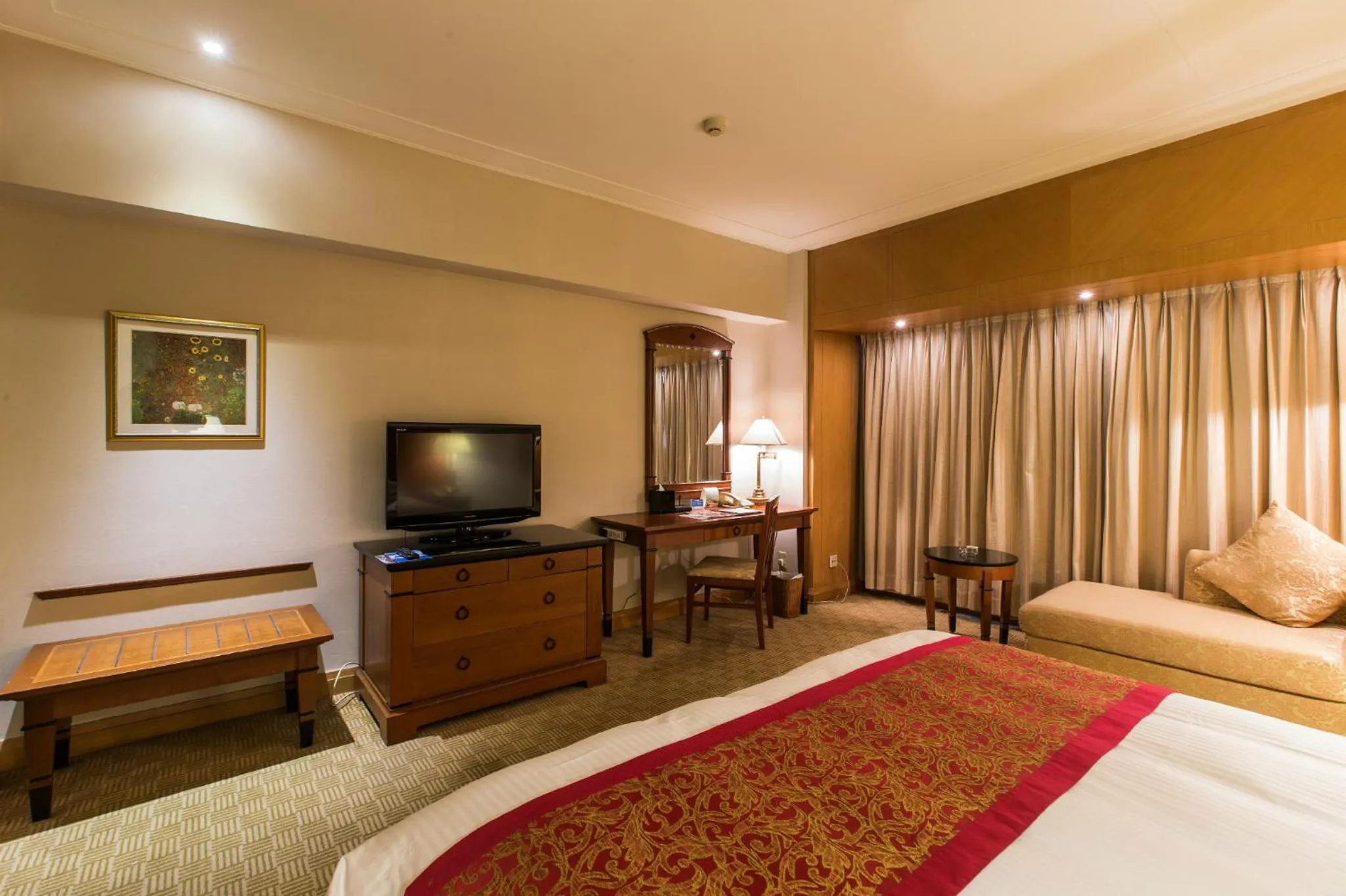 Photo of the whole room, Bed in Ruishi Hotel Dalian