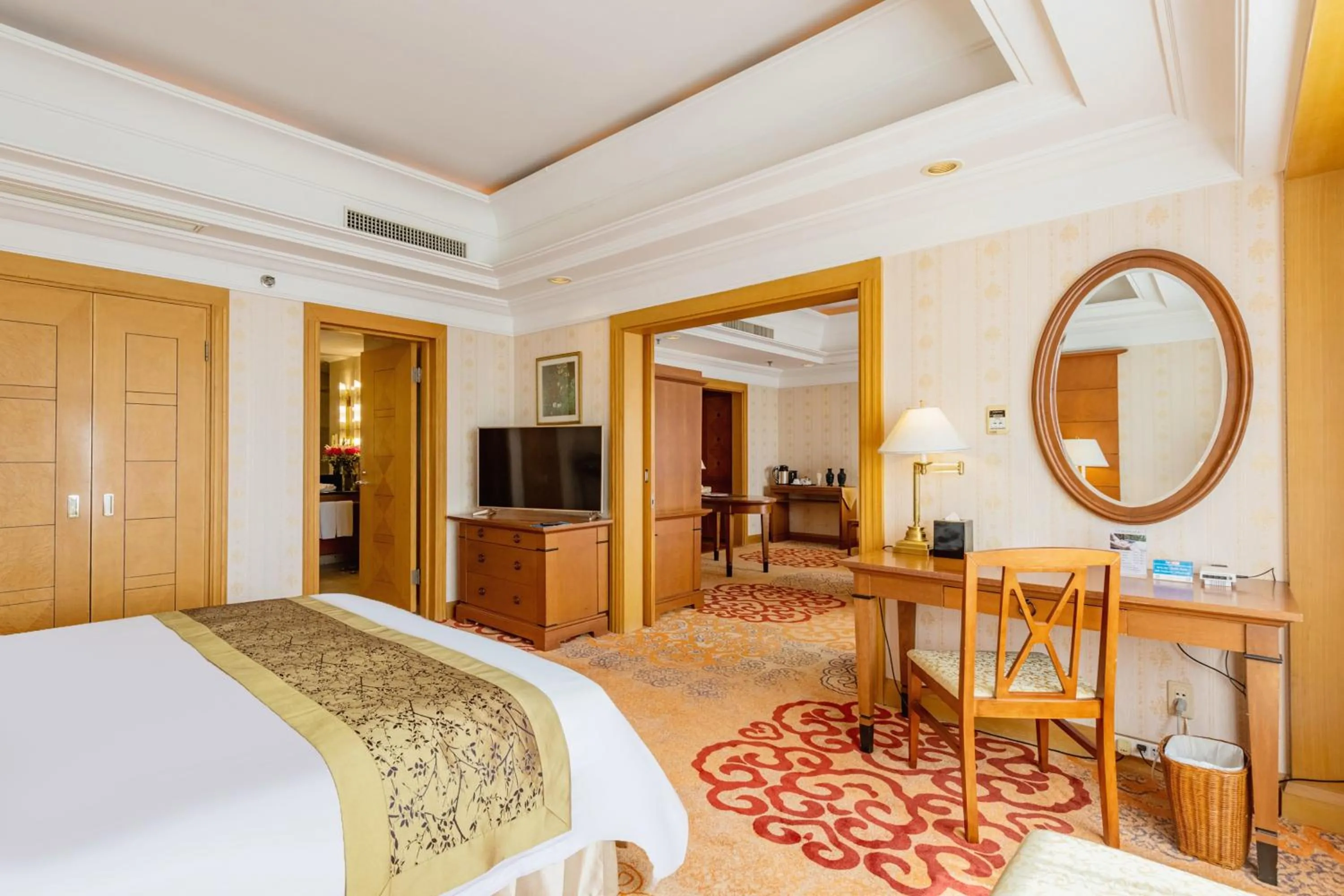 Photo of the whole room, Bed in Ruishi Hotel Dalian