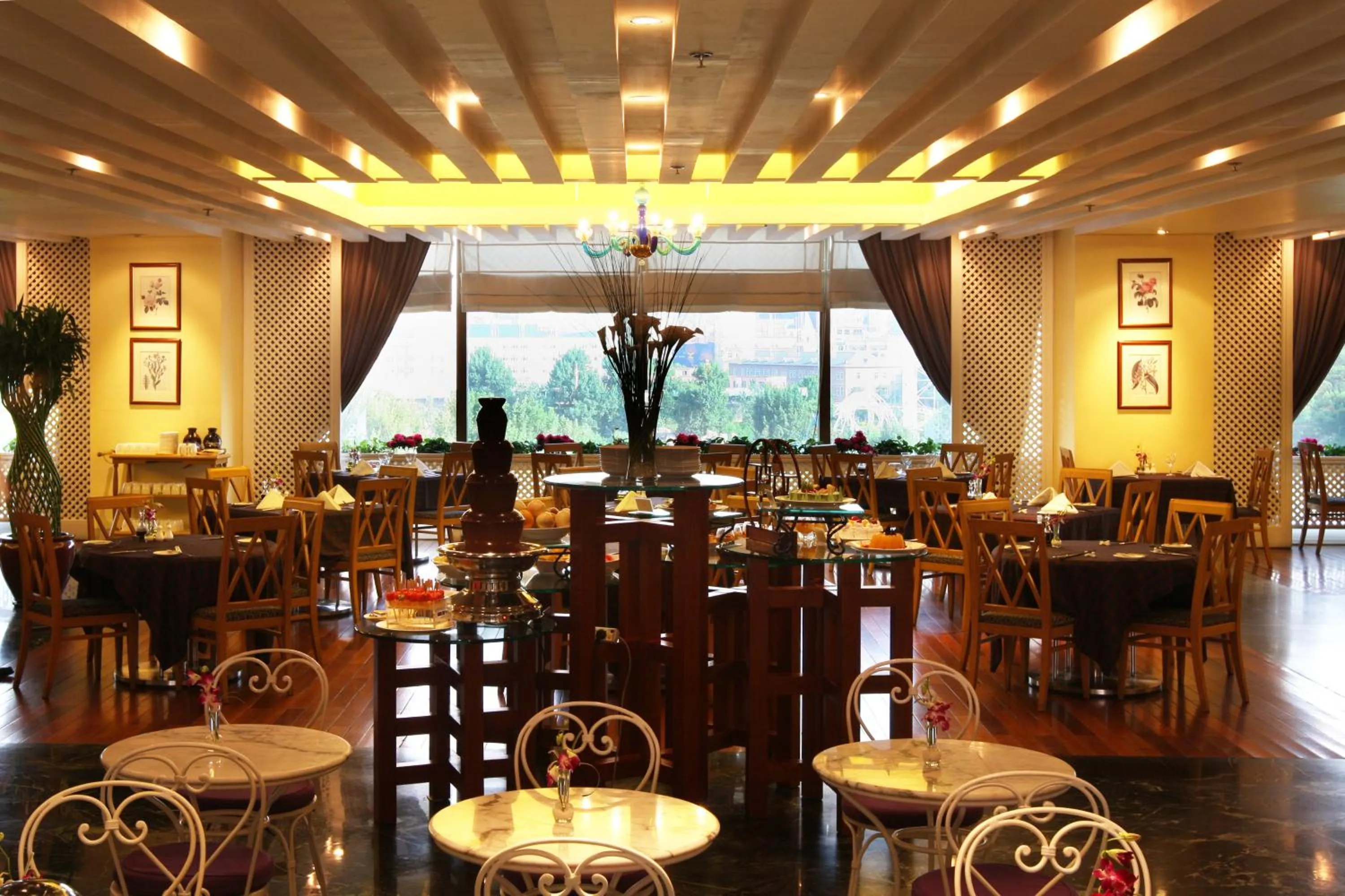 Restaurant/places to eat in Ruishi Hotel Dalian