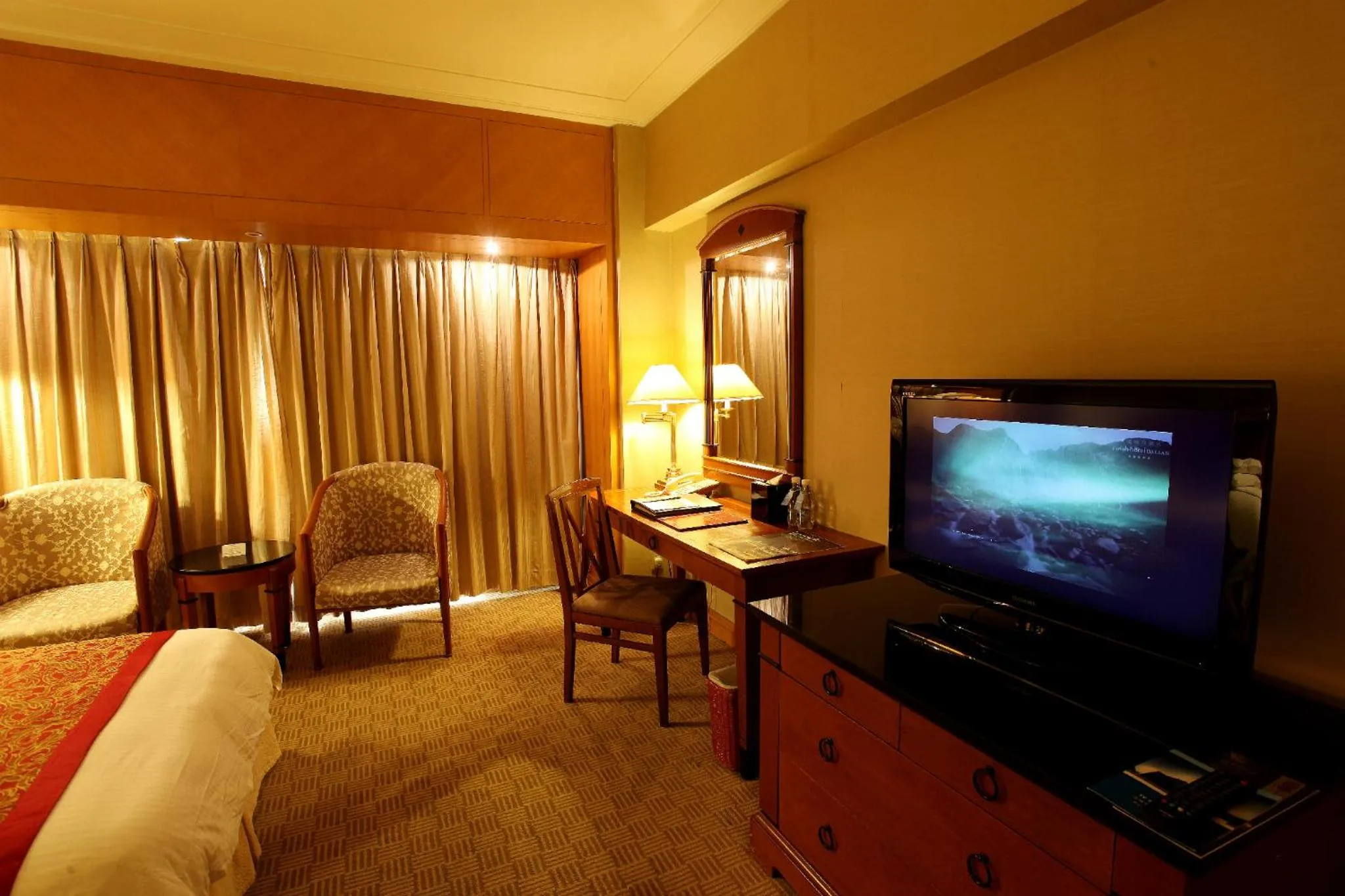 Photo of the whole room, Bed in Ruishi Hotel Dalian