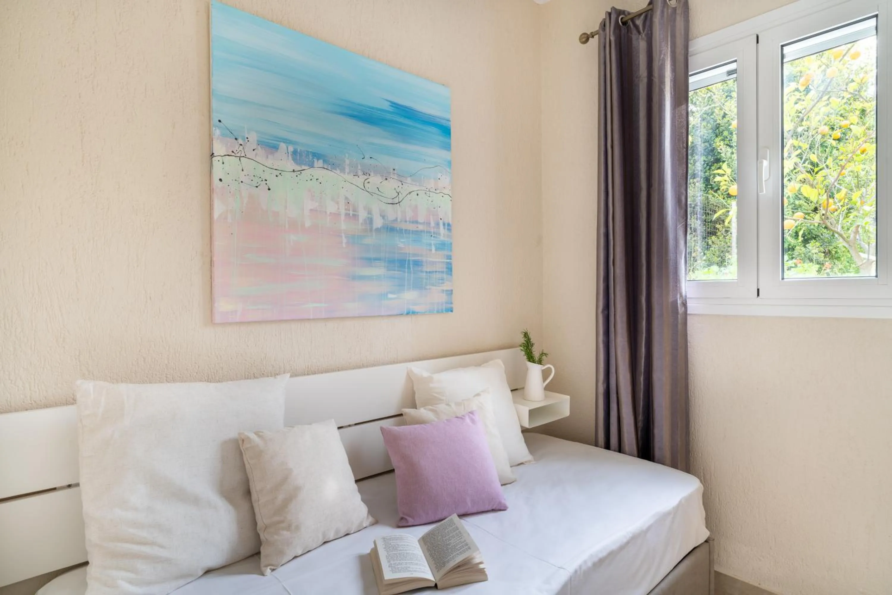 Seating area, Bed in Residence Poseidon