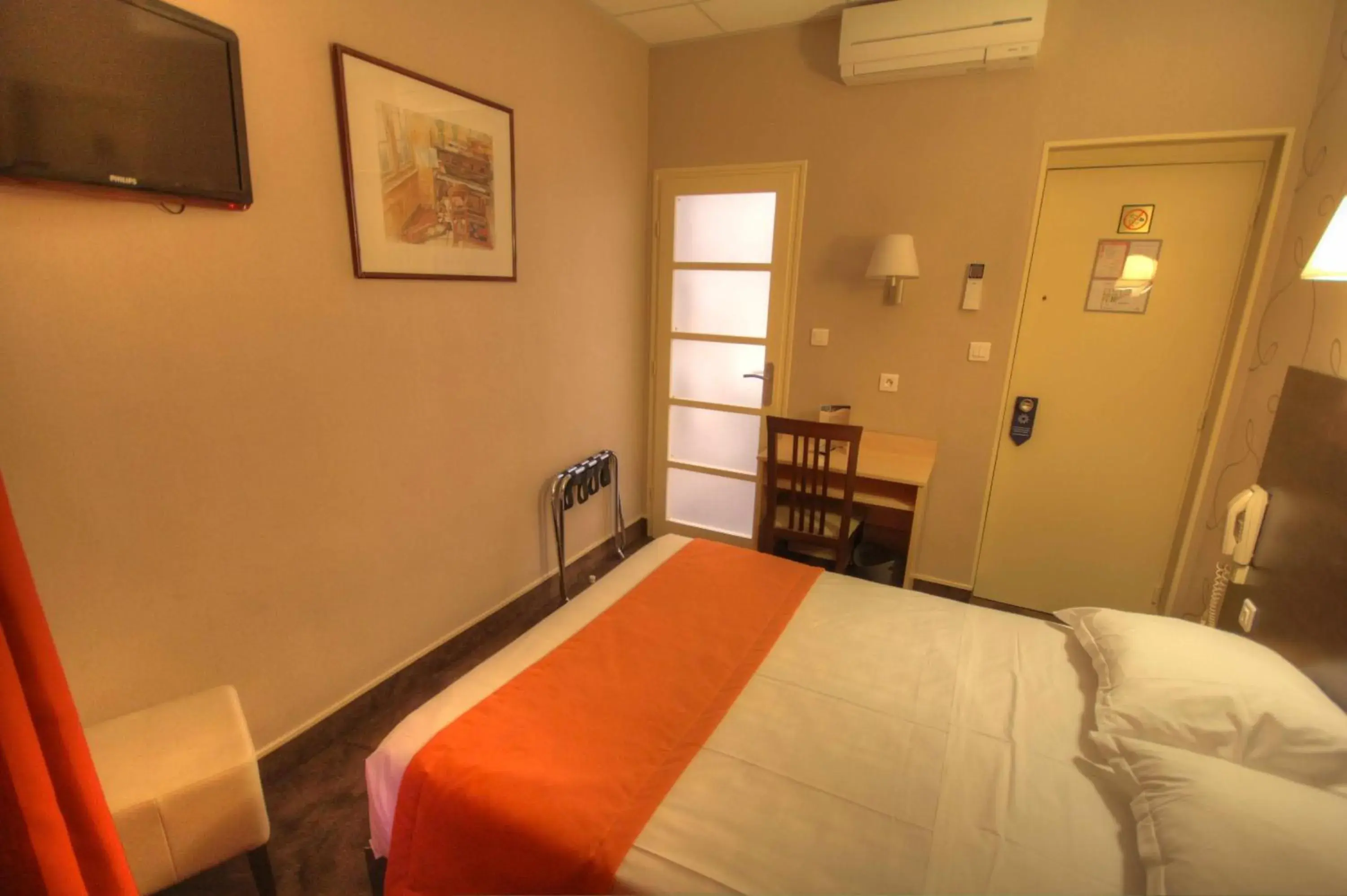 Bed in Hôtel Des Trois Gares Bed in Hôtel Des Trois Gares