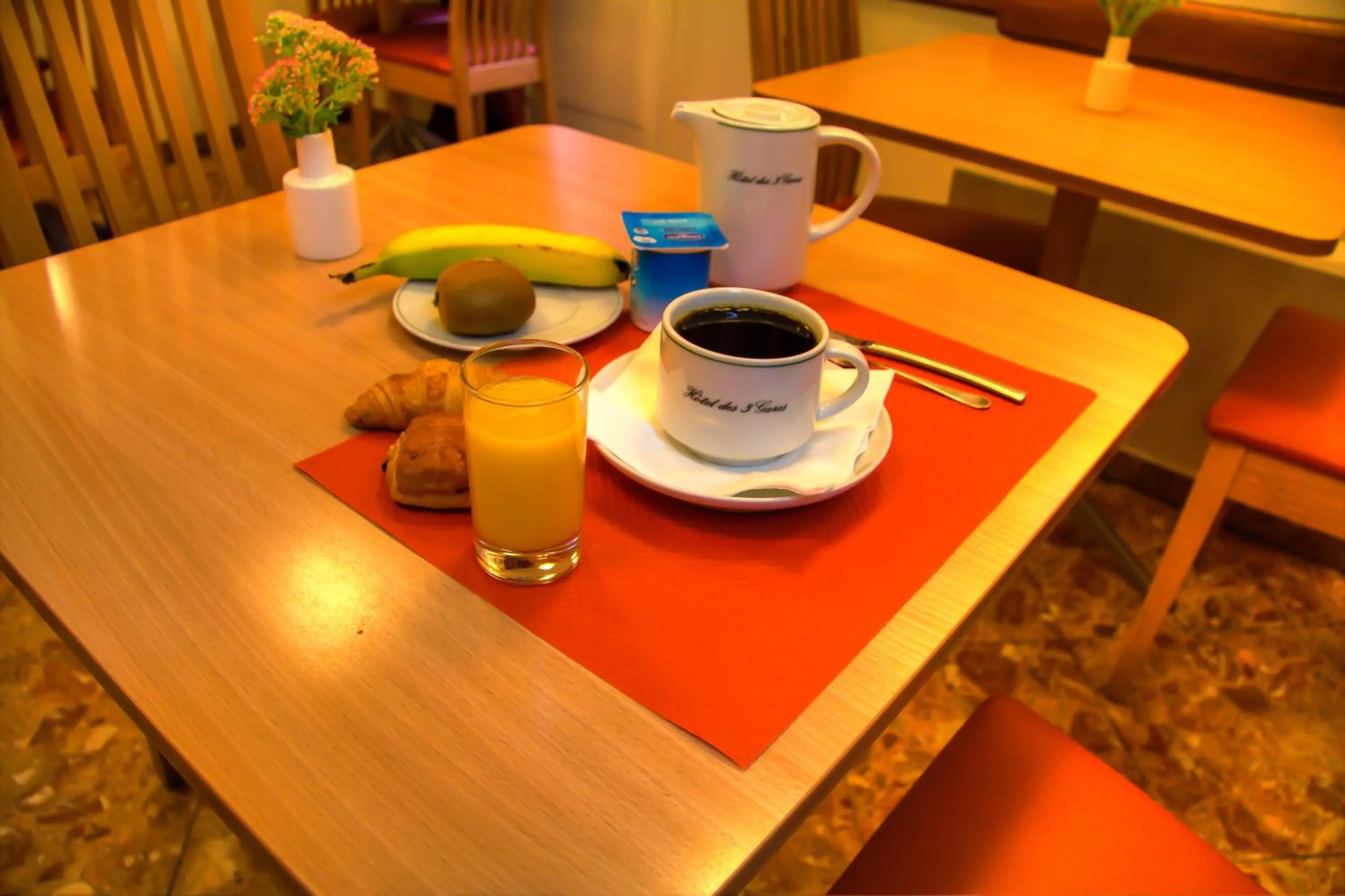 Food and drinks in Hôtel Des Trois Gares