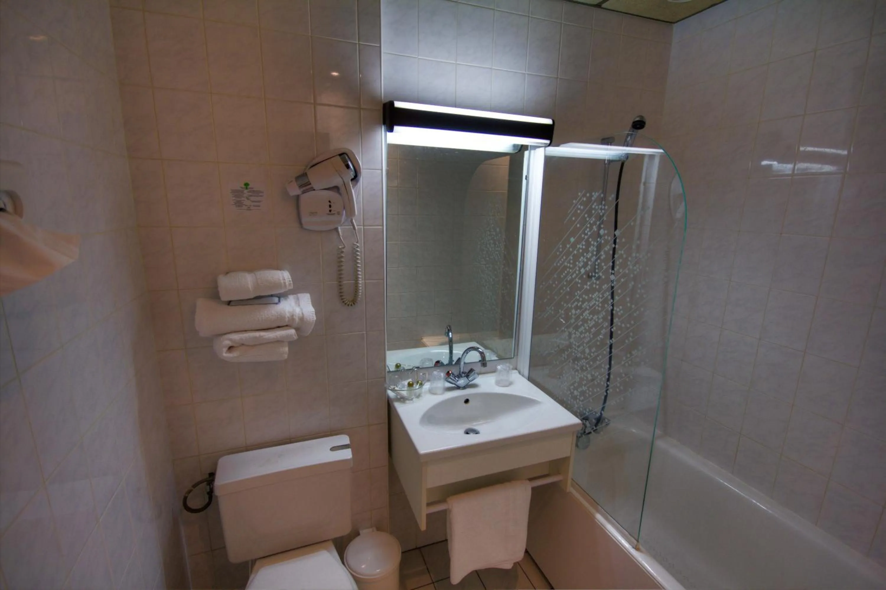 Bathroom in Hôtel Des Trois Gares