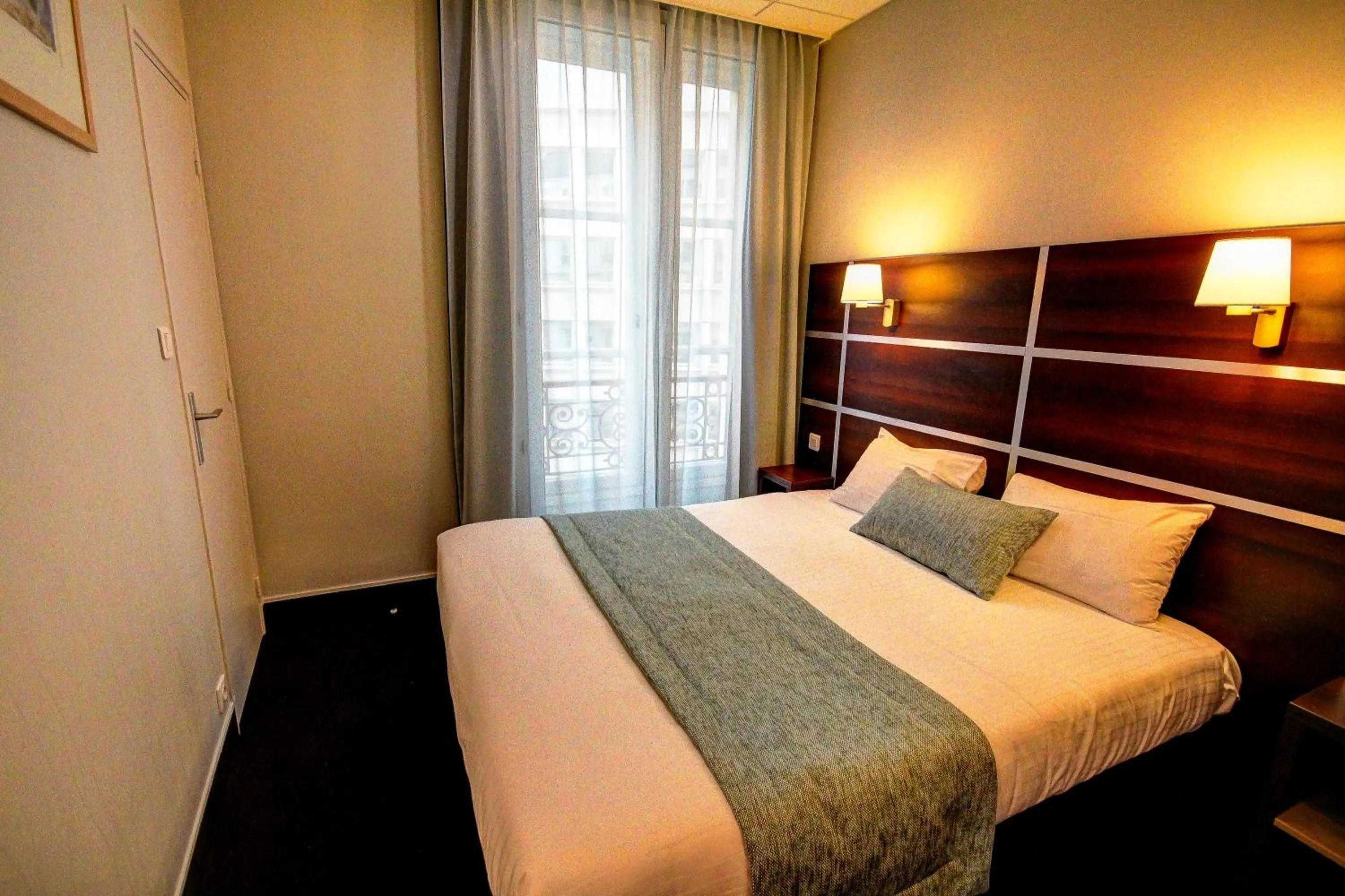 Photo of the whole room, Bed in Hôtel Des Trois Gares