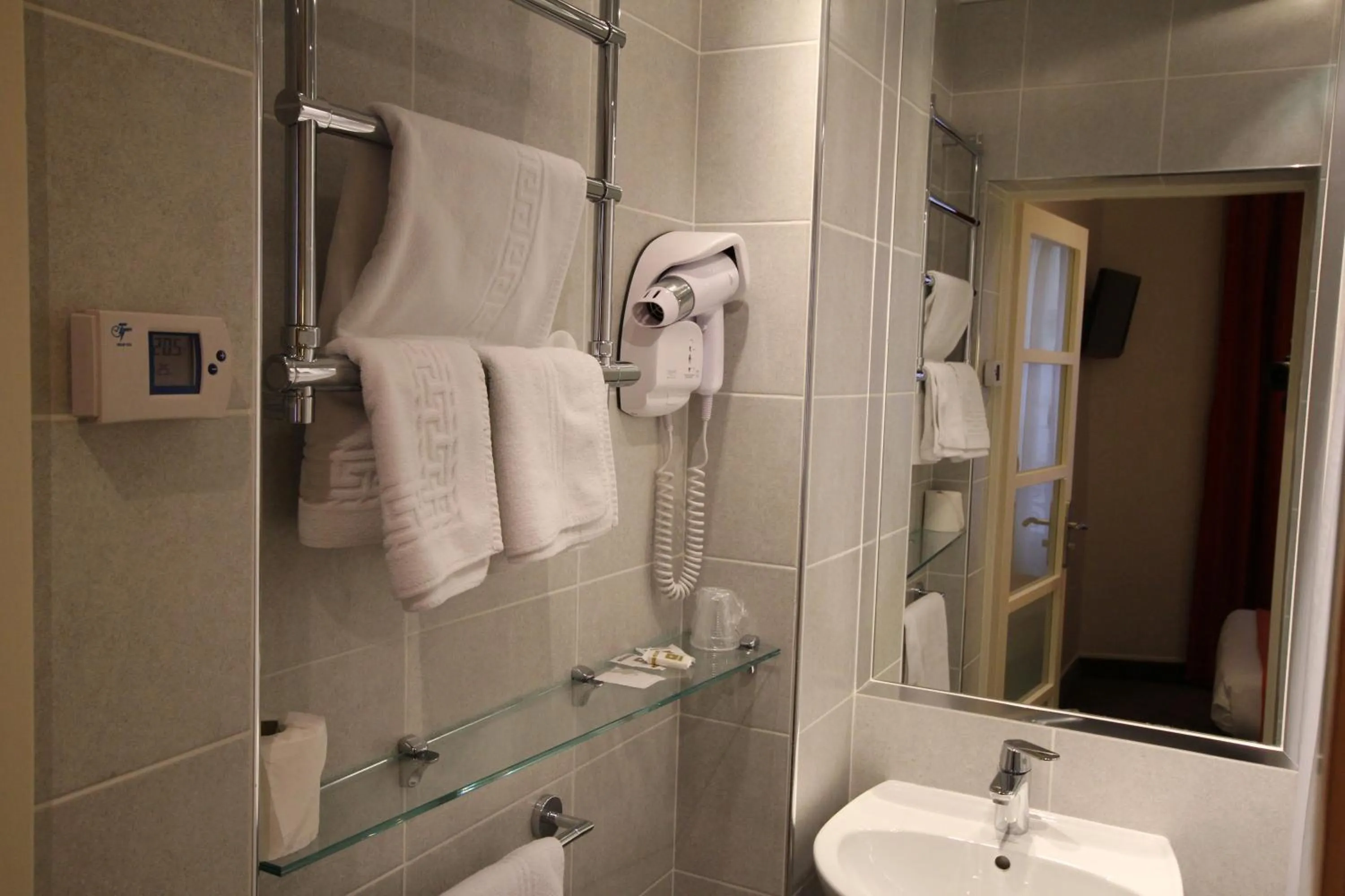 Bathroom in Hôtel Des Trois Gares